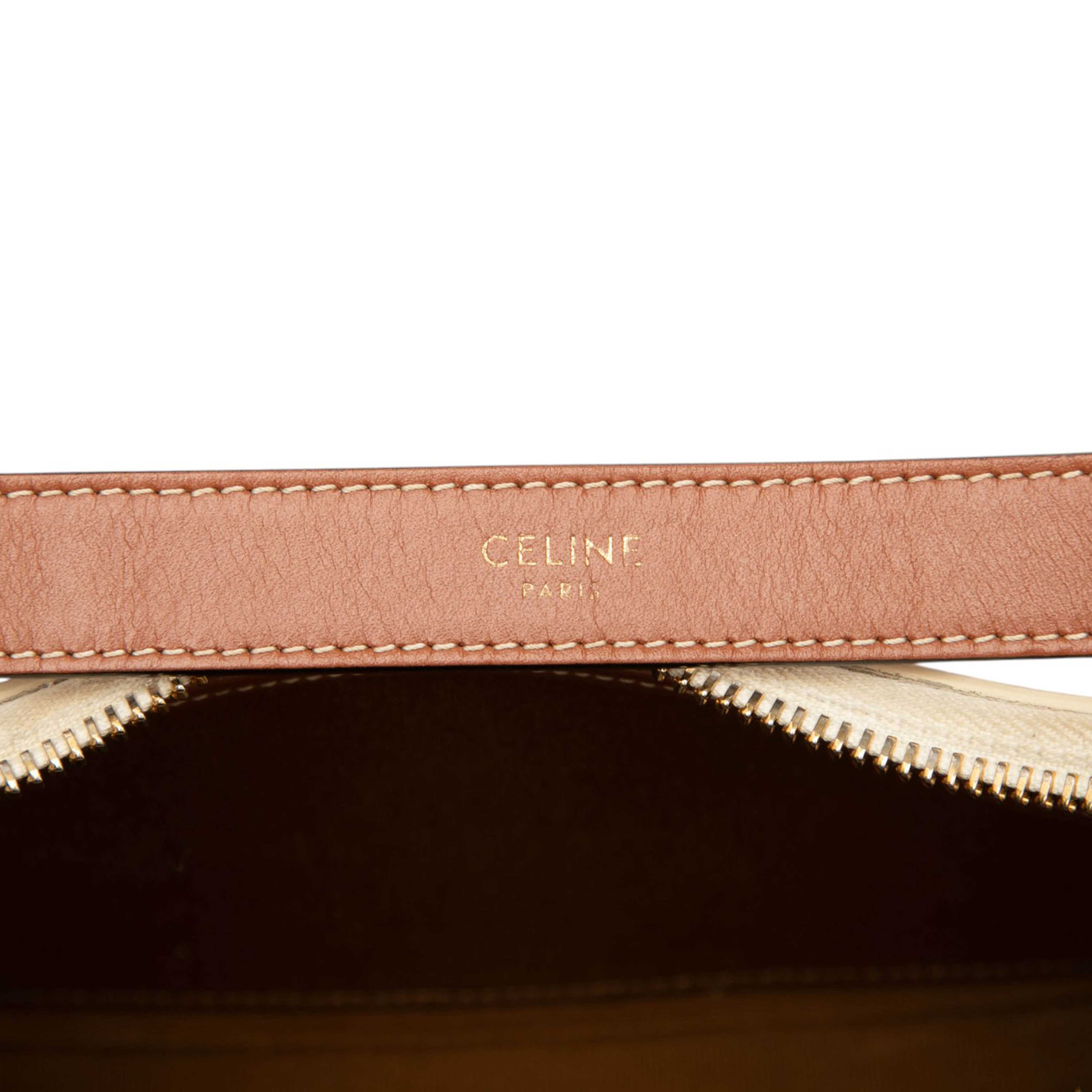 Celine Triomphe Coated Canvas Ava Shoulder Bag, från Luxclusif, i färgen light beige. Klicka för att öppna bilden i stort format