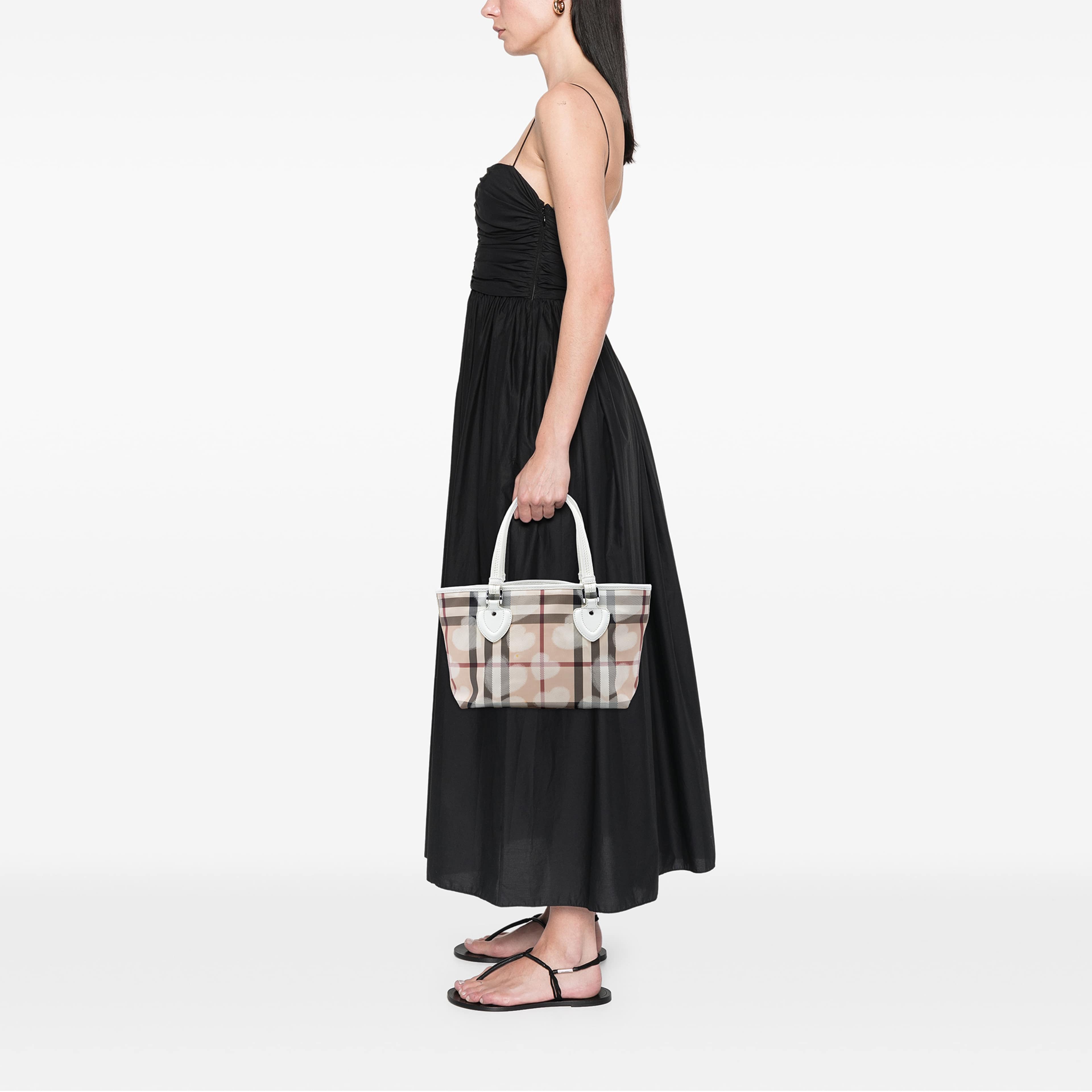 Burberry House Check Coated Canvas Hearts Tote, från Luxclusif, i färgen beige. Klicka för att öppna bilden i stort format