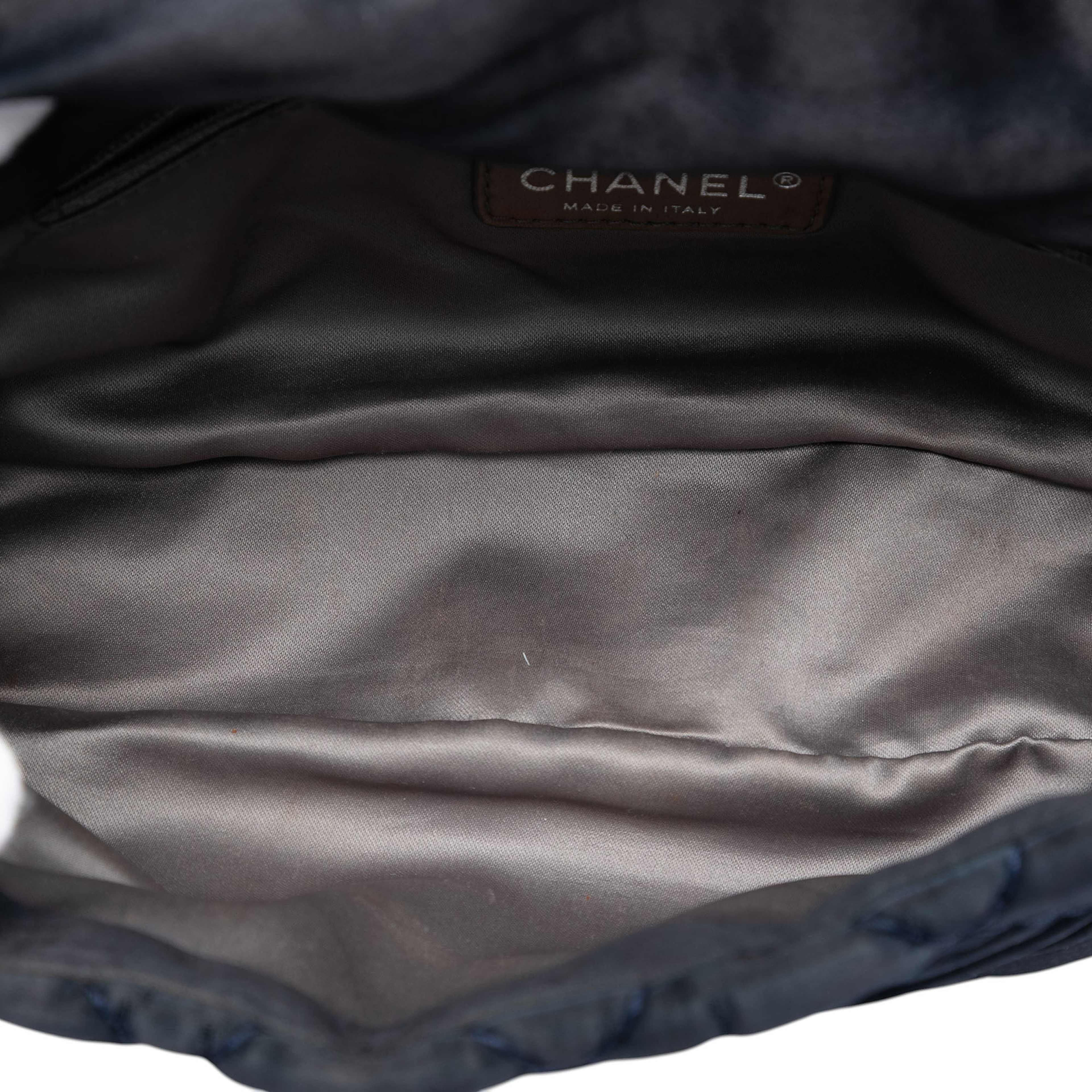 Chanel Medium Cc Quilted Satin Single Flap, från Luxclusif, i färgen black. Klicka för att öppna bilden i stort format