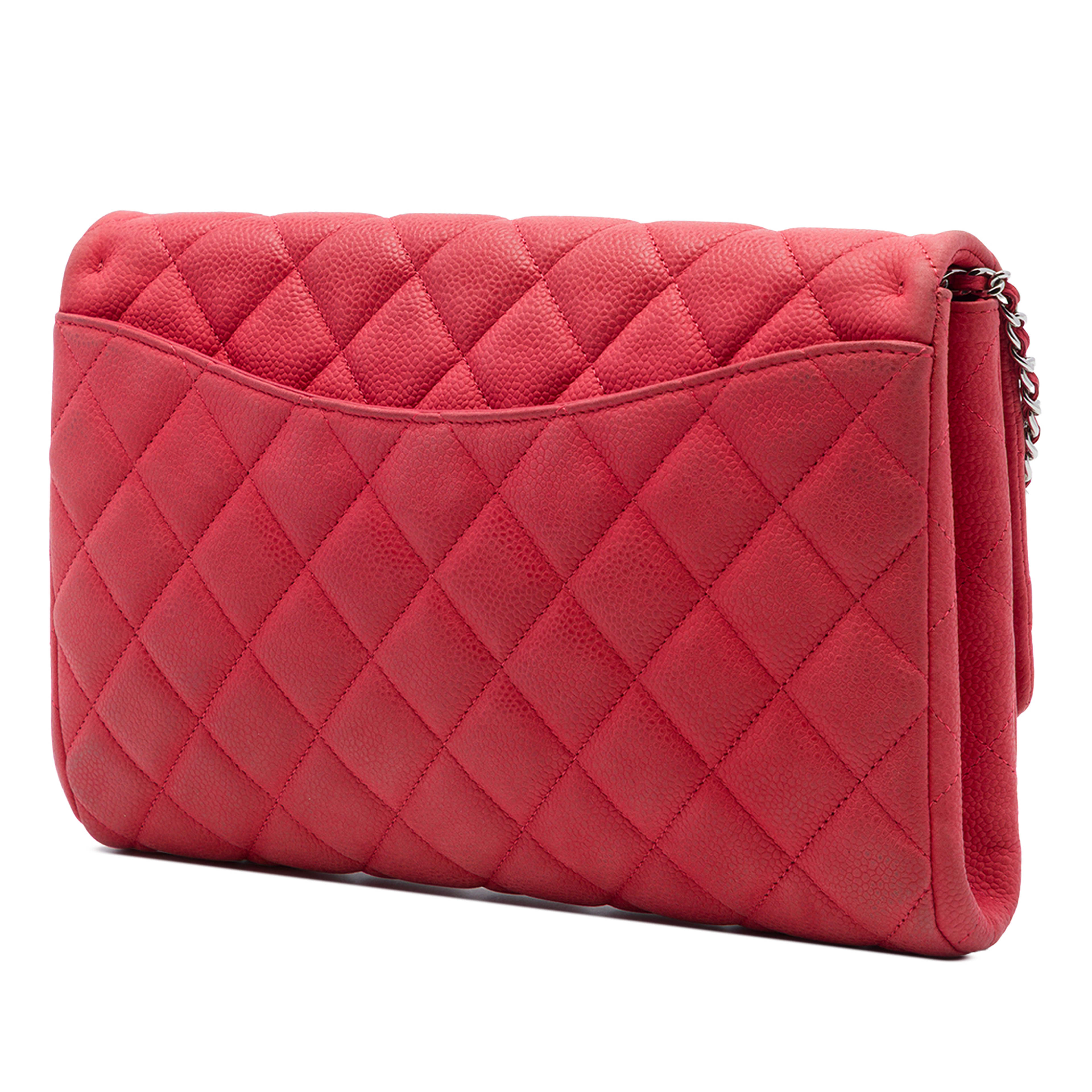 Chanel Cc Quilted Caviar Flap Clutch With Chain, från Luxclusif, i färgen röd. Klicka för att öppna bilden i stort format