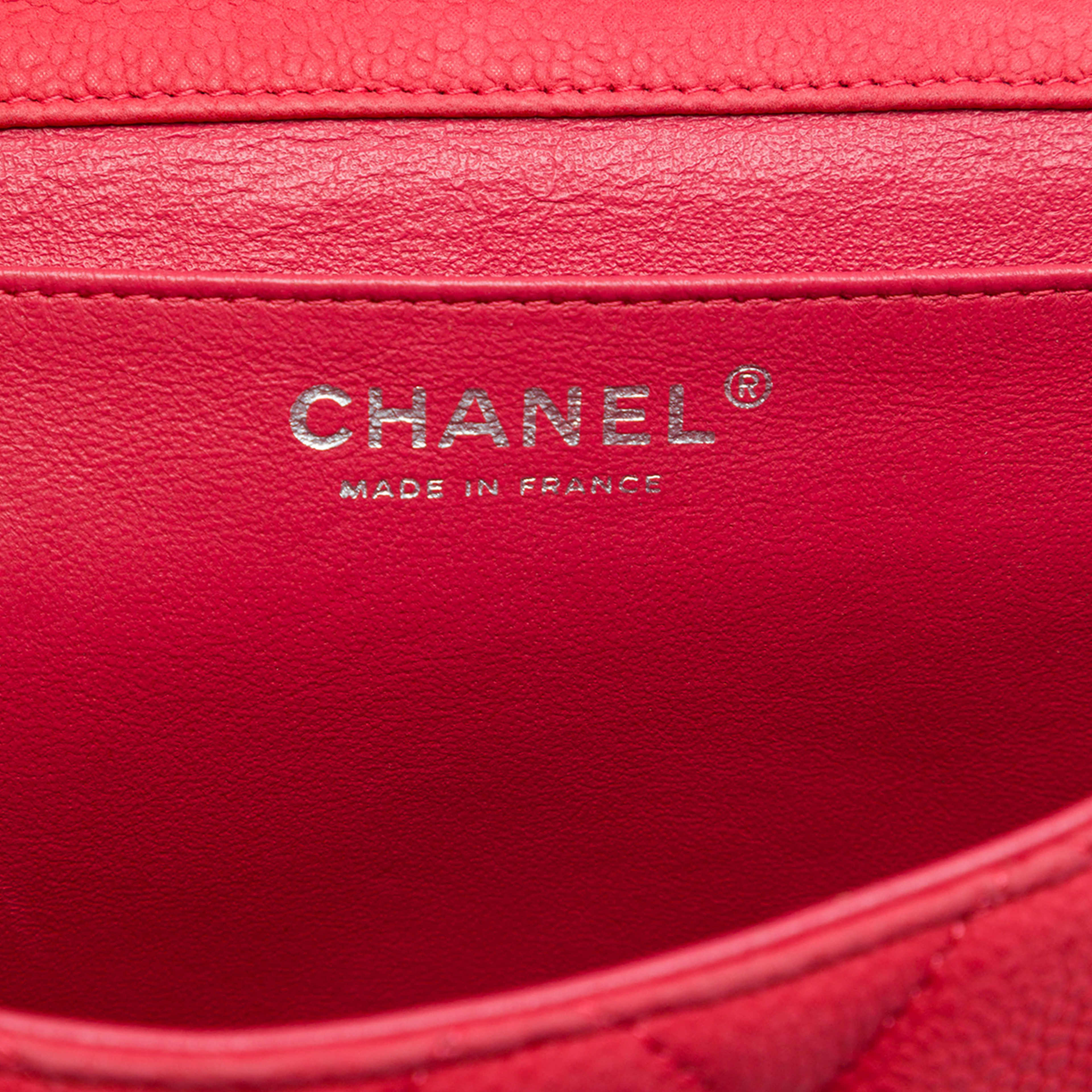 Chanel Cc Quilted Caviar Flap Clutch With Chain, från Luxclusif, i färgen röd. Klicka för att öppna bilden i stort format