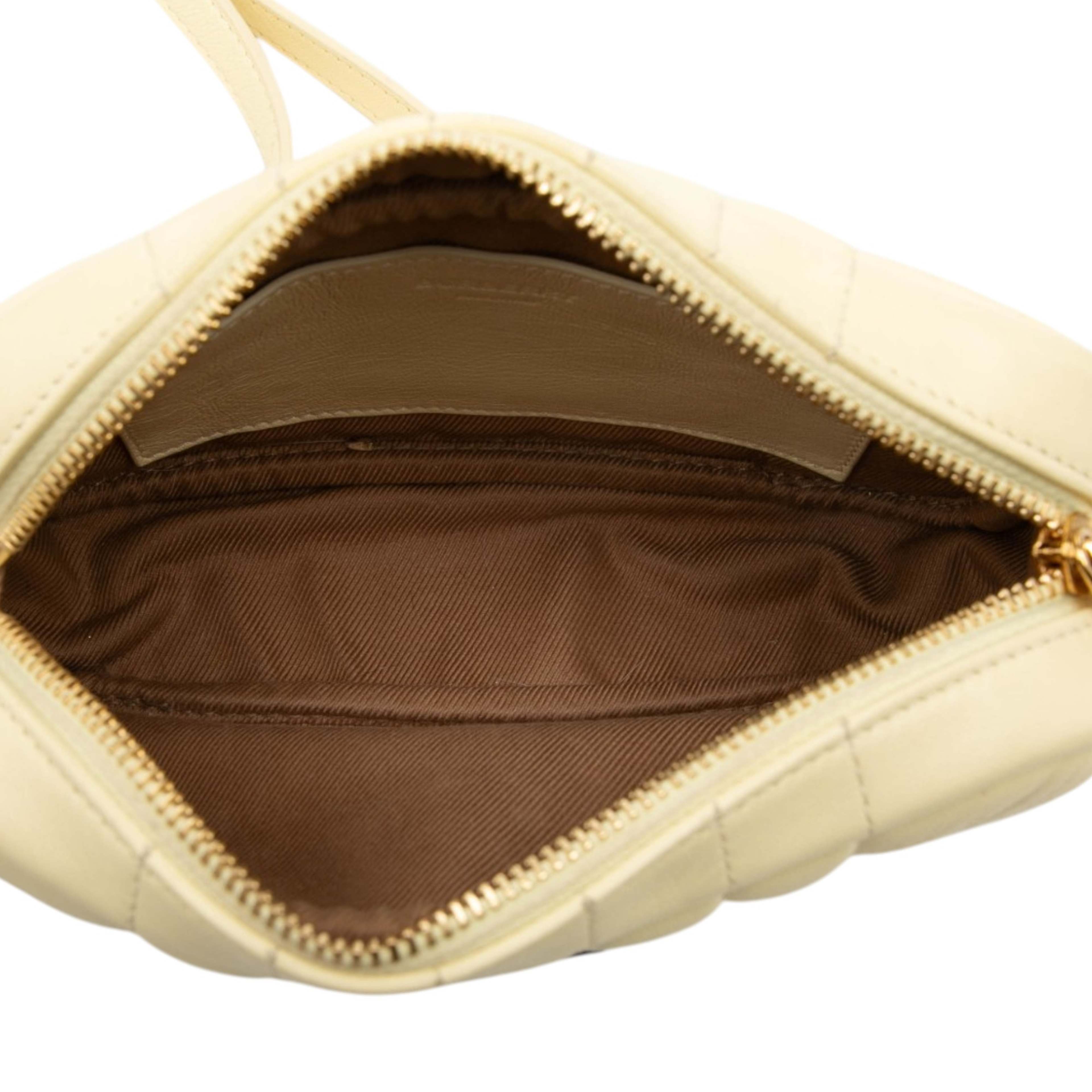 Burberry Mini Quilted Lambskin Lola Camera Bag, från Luxclusif, i färgen gul. Klicka för att öppna bilden i stort format