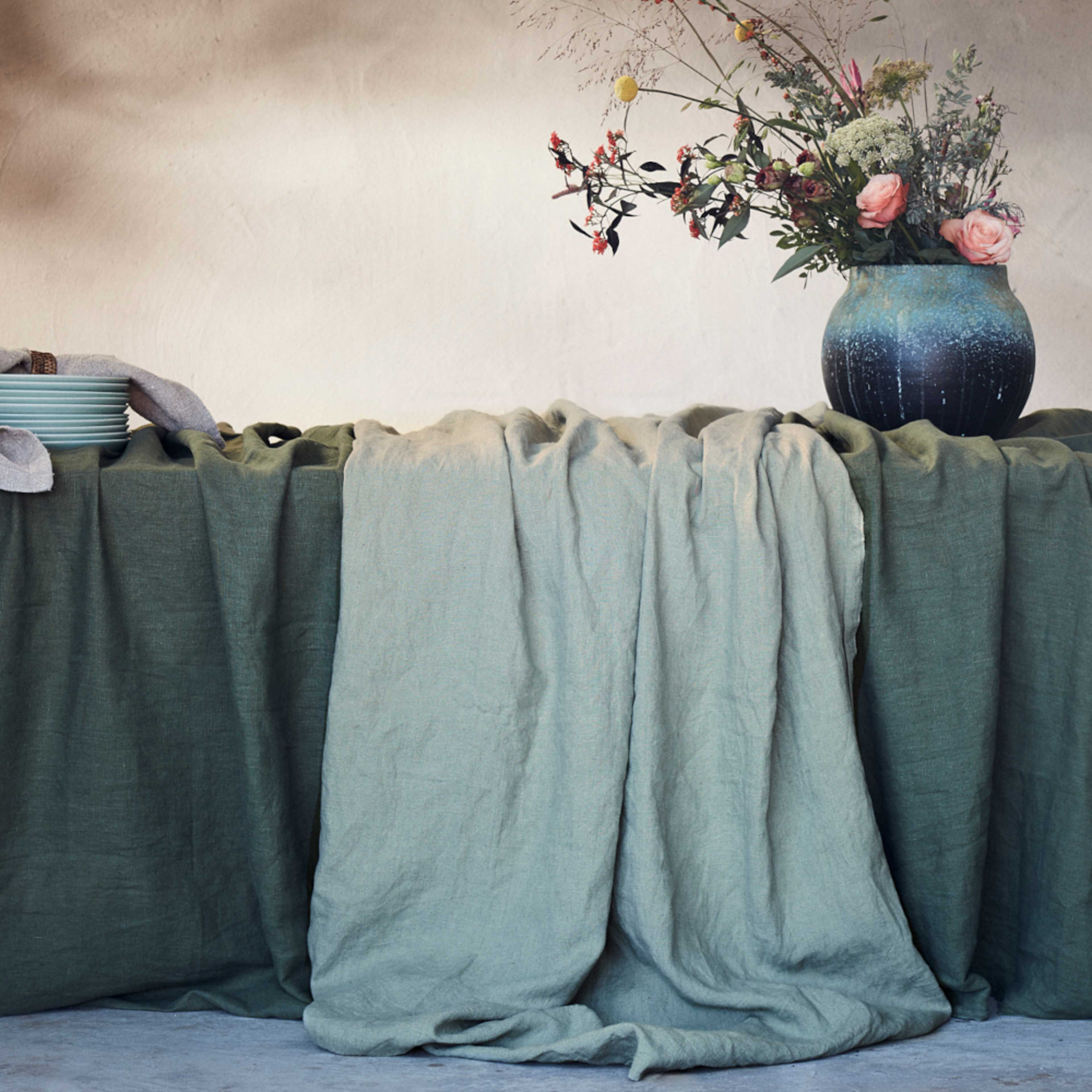 Duk Lovely I Tvättat Lin, från Lovely Linen, i färgen avocado. Klicka för att öppna bilden i stort format