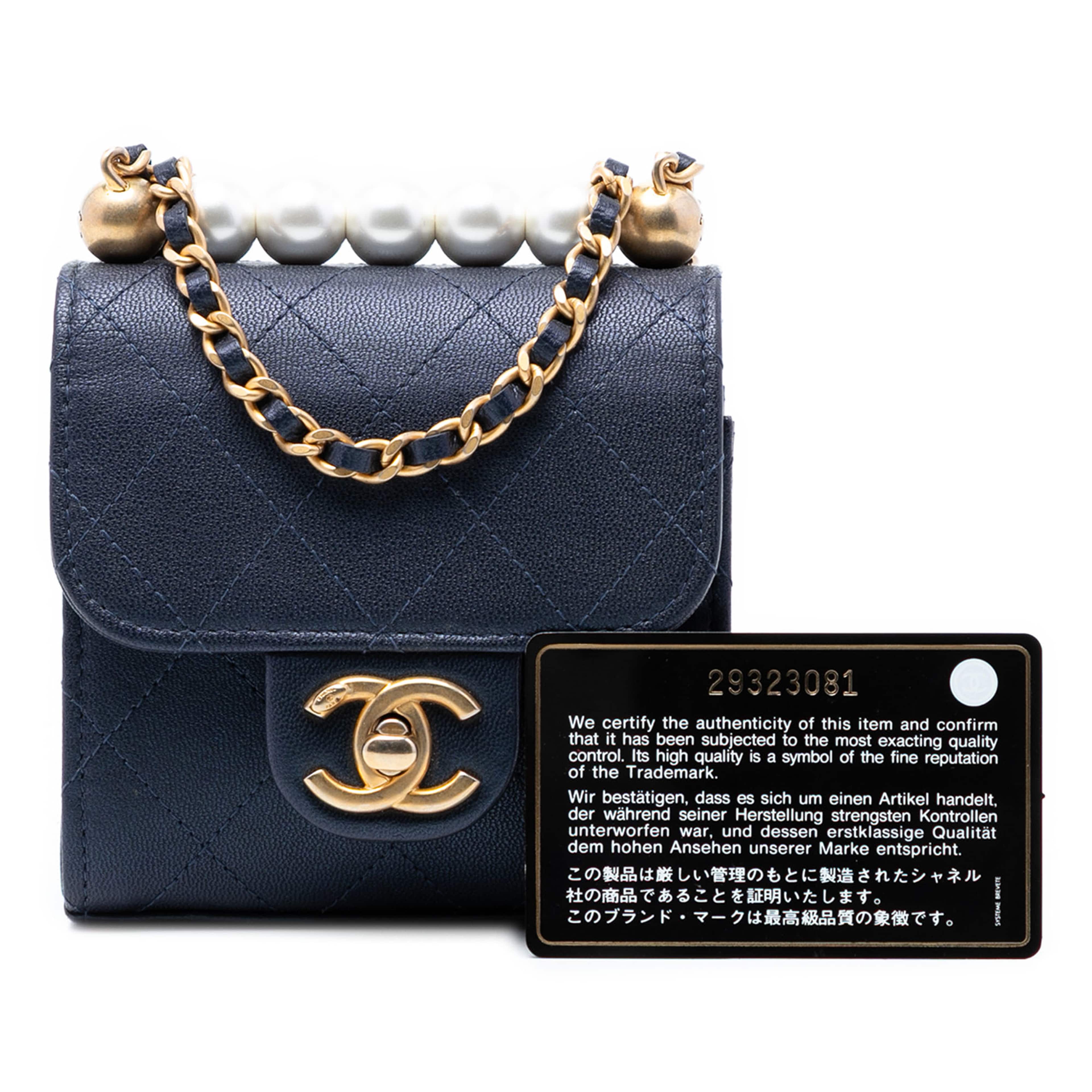 Chanel Mini Quilted Goatskin Vertical Chic Pearls Flap Clutch With Chain, från Luxclusif, i färgen blå. Klicka för att öppna bilden i stort format