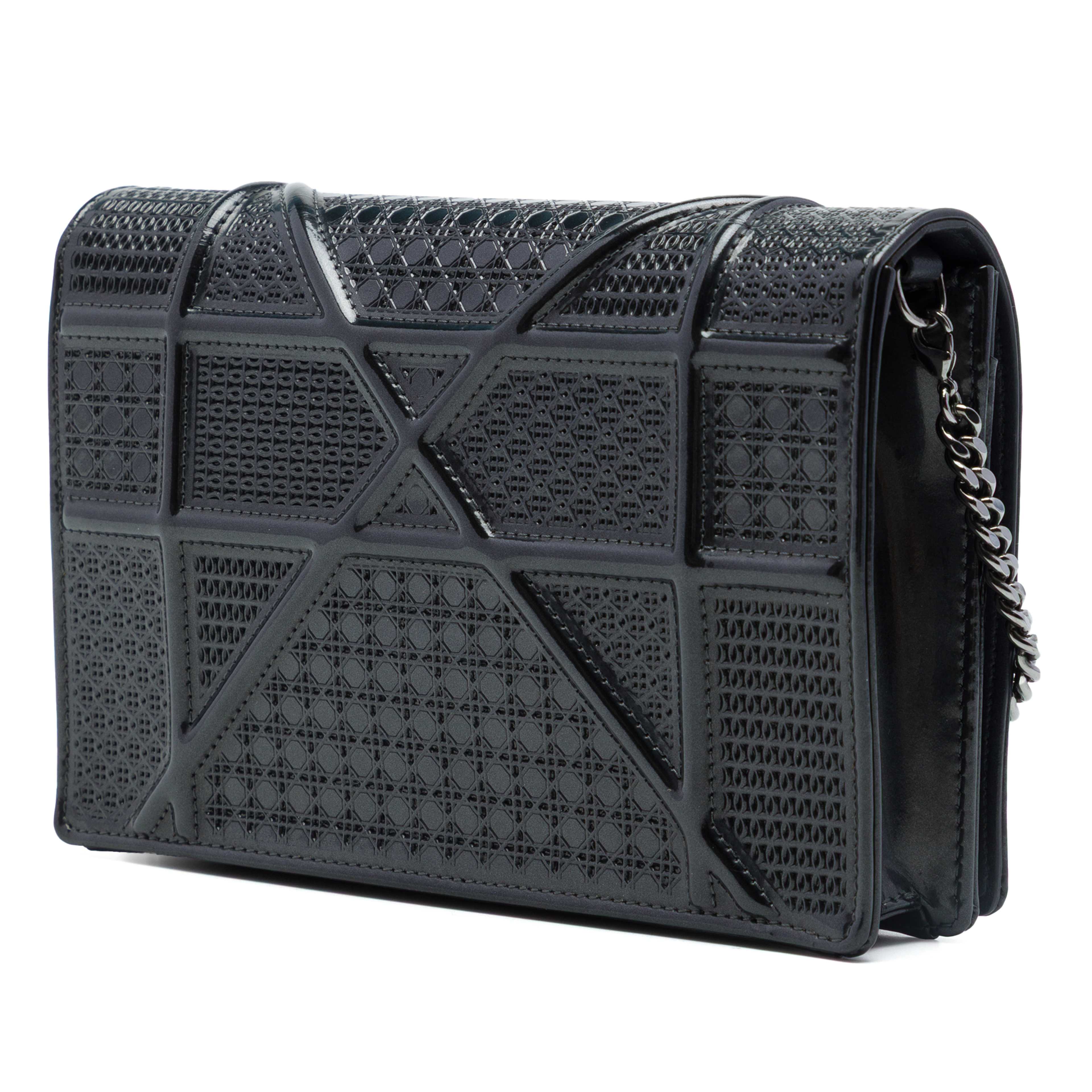 Dior Metallic Patent Microcannage Diorama Wallet On Chain, från Luxclusif, i färgen svart. Klicka för att öppna bilden i stort format