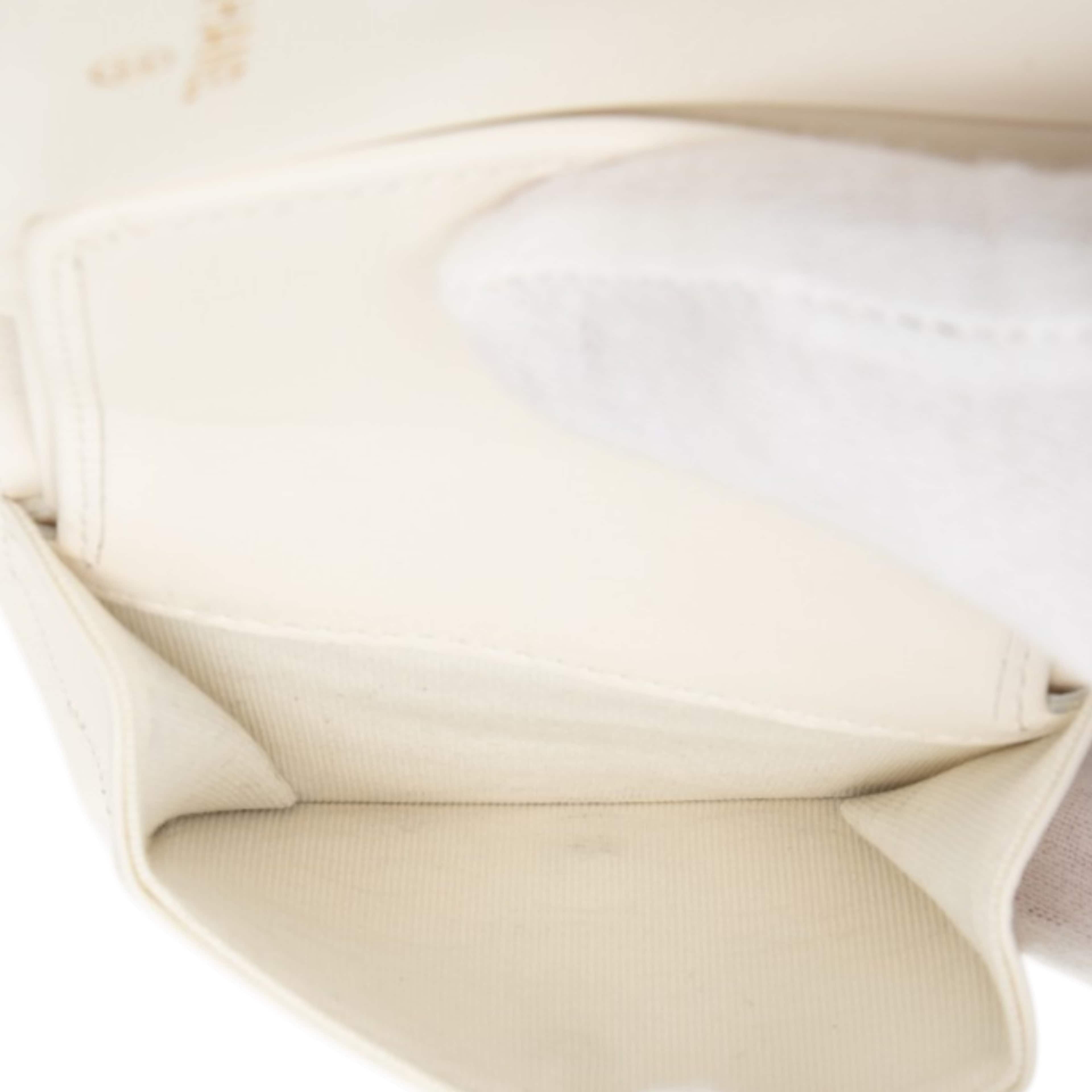 Chanel Cc Quilted Lambskin Compact Bifold Wallet, från Luxclusif, i färgen white. Klicka för att öppna bilden i stort format