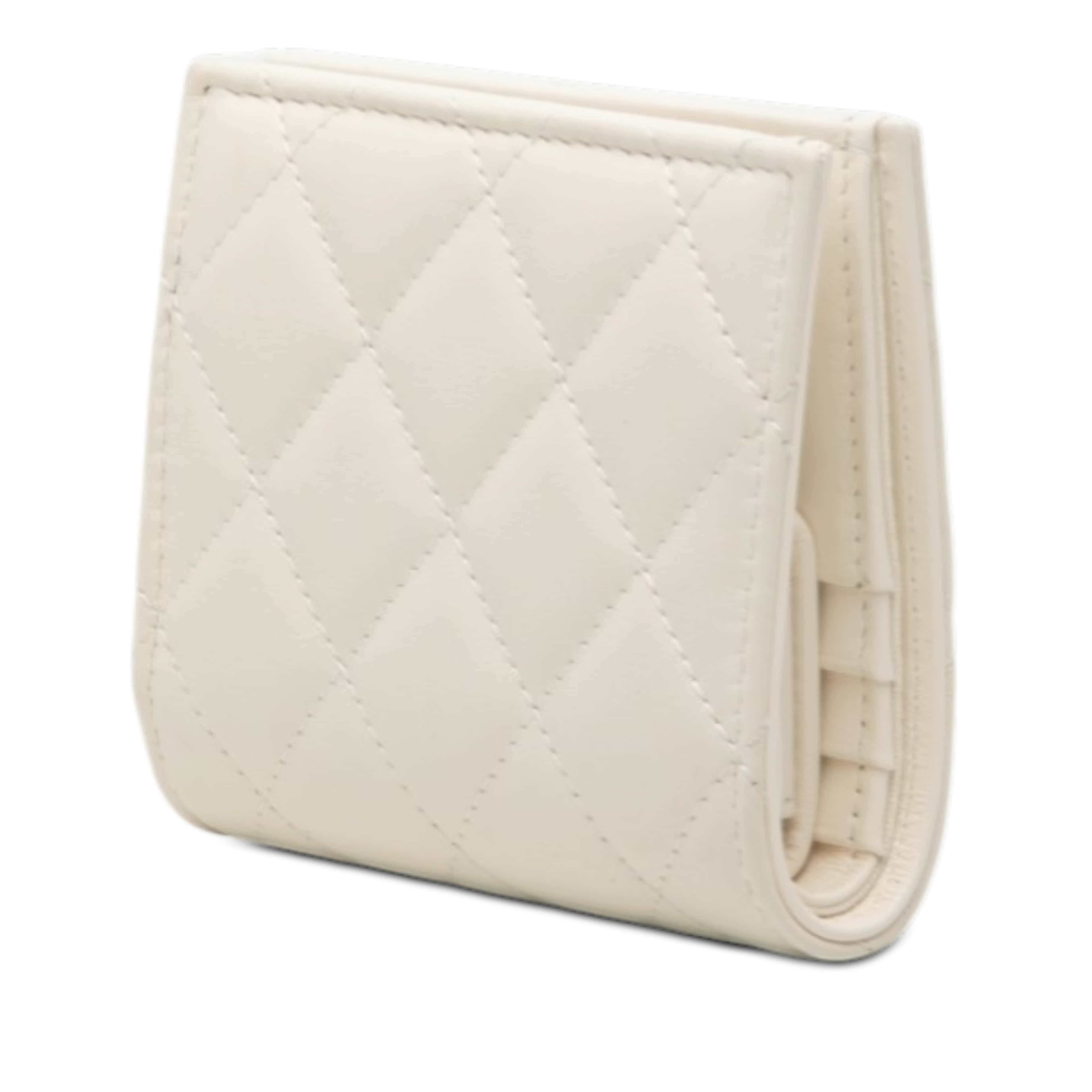 Chanel Cc Quilted Lambskin Compact Bifold Wallet, från Luxclusif, i färgen white. Klicka för att öppna bilden i stort format