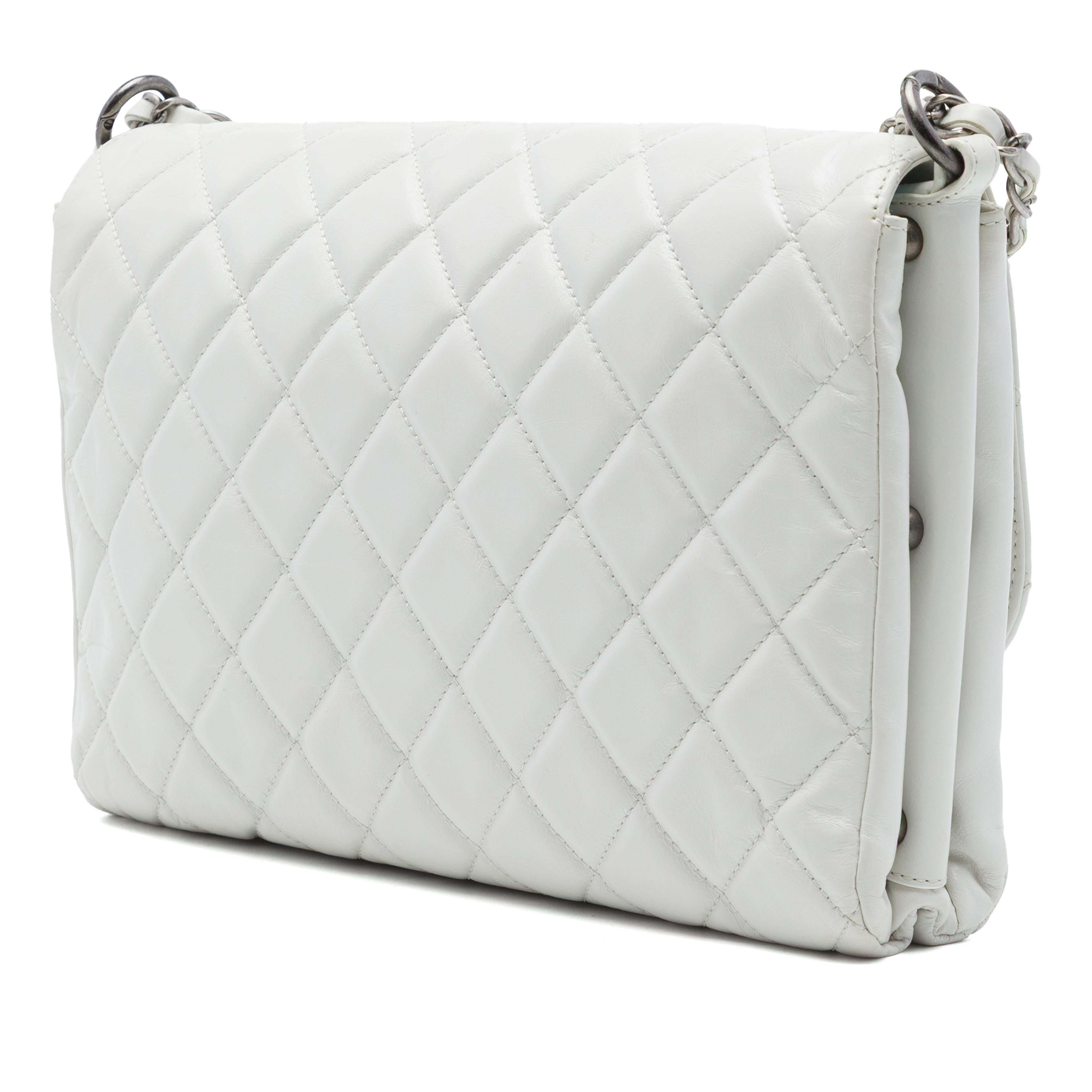 Chanel Quilted Glazed Calfskin Soft Boy Flap, från Luxclusif, i färgen vit. Klicka för att öppna bilden i stort format