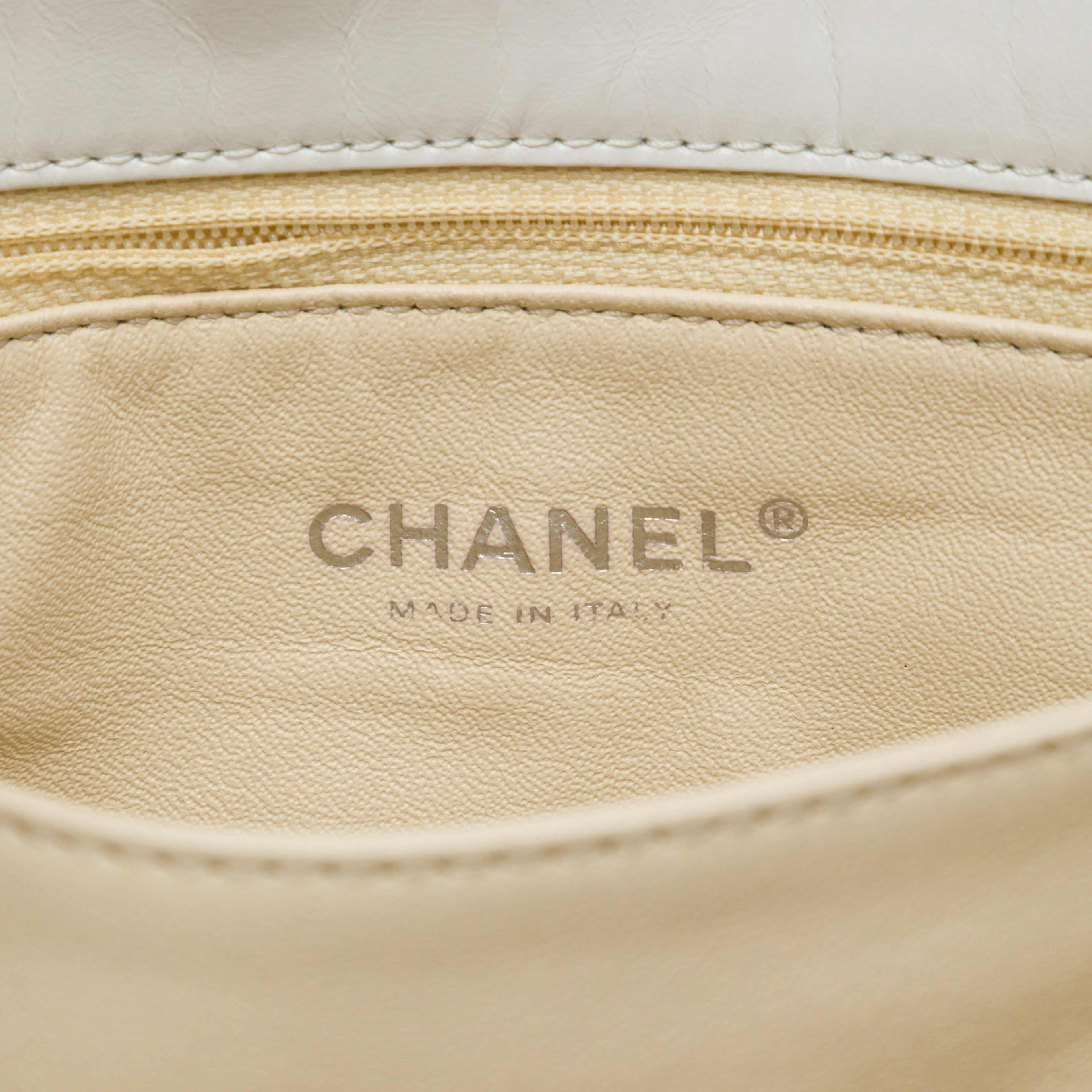 Chanel Quilted Glazed Calfskin Soft Boy Flap, från Luxclusif, i färgen vit. Klicka för att öppna bilden i stort format