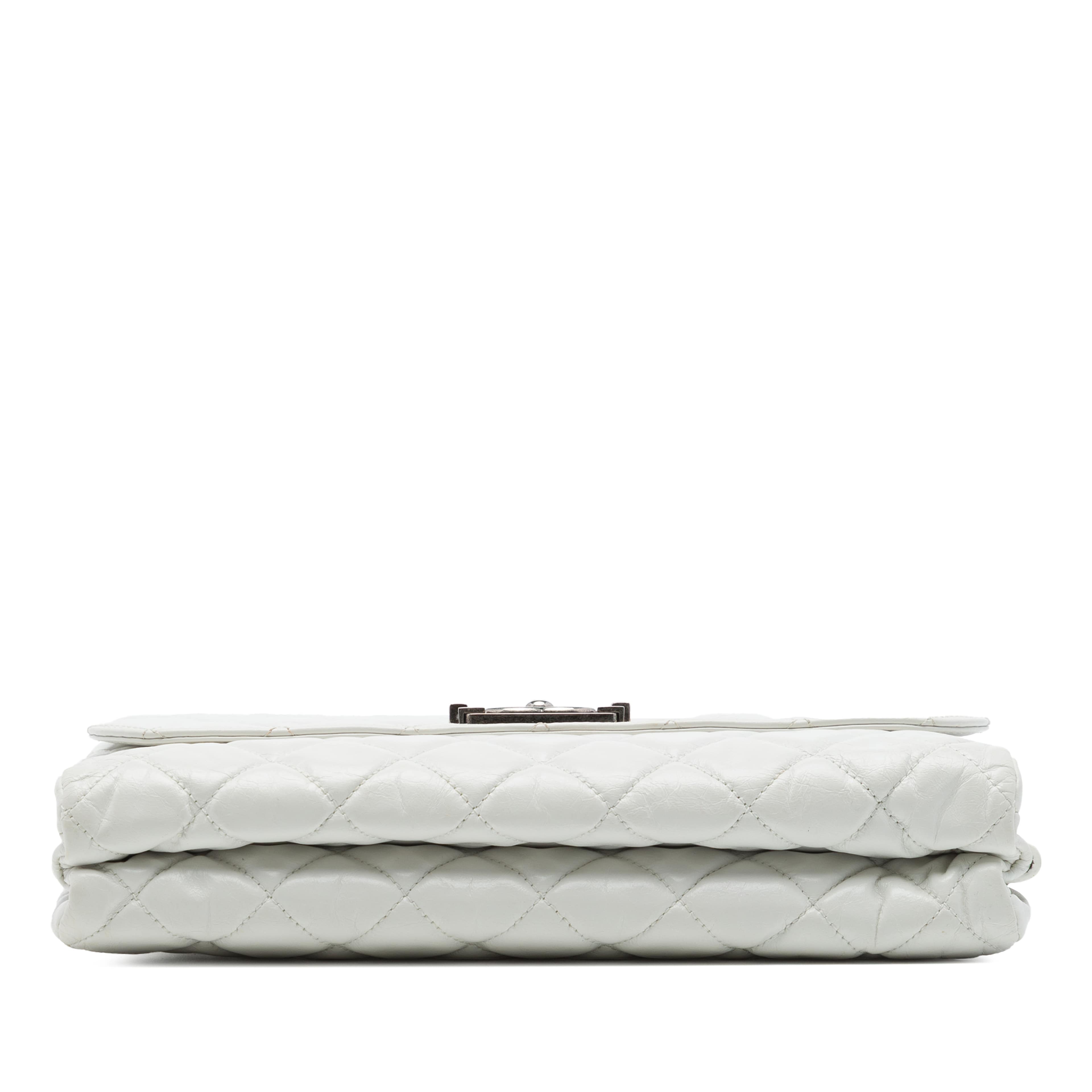 Chanel Quilted Glazed Calfskin Soft Boy Flap, från Luxclusif, i färgen vit. Klicka för att öppna bilden i stort format