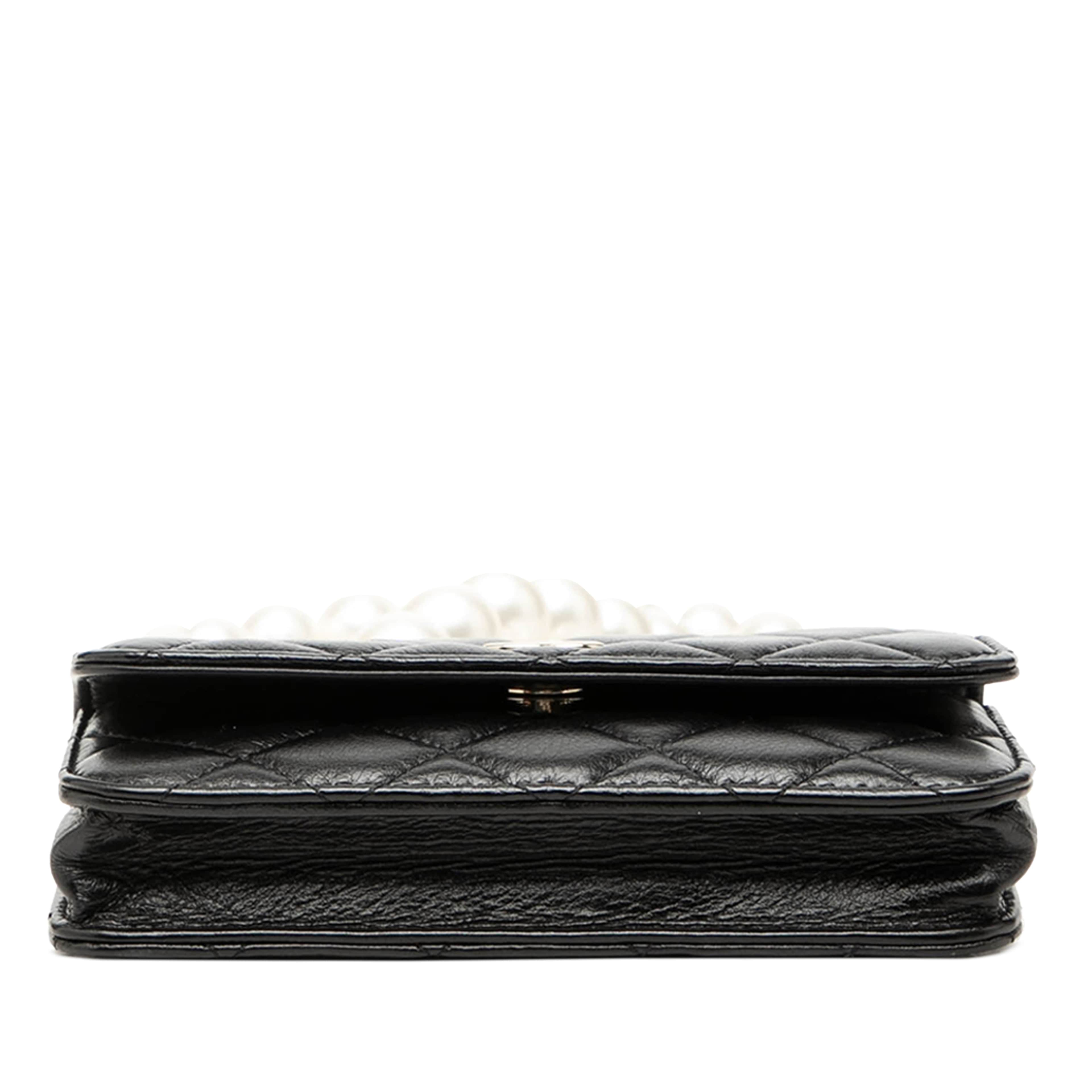 Chanel Quilted Calfskin Maxi Pearls Clutch With Chain, från Luxclusif, i färgen svart. Klicka för att öppna bilden i stort format