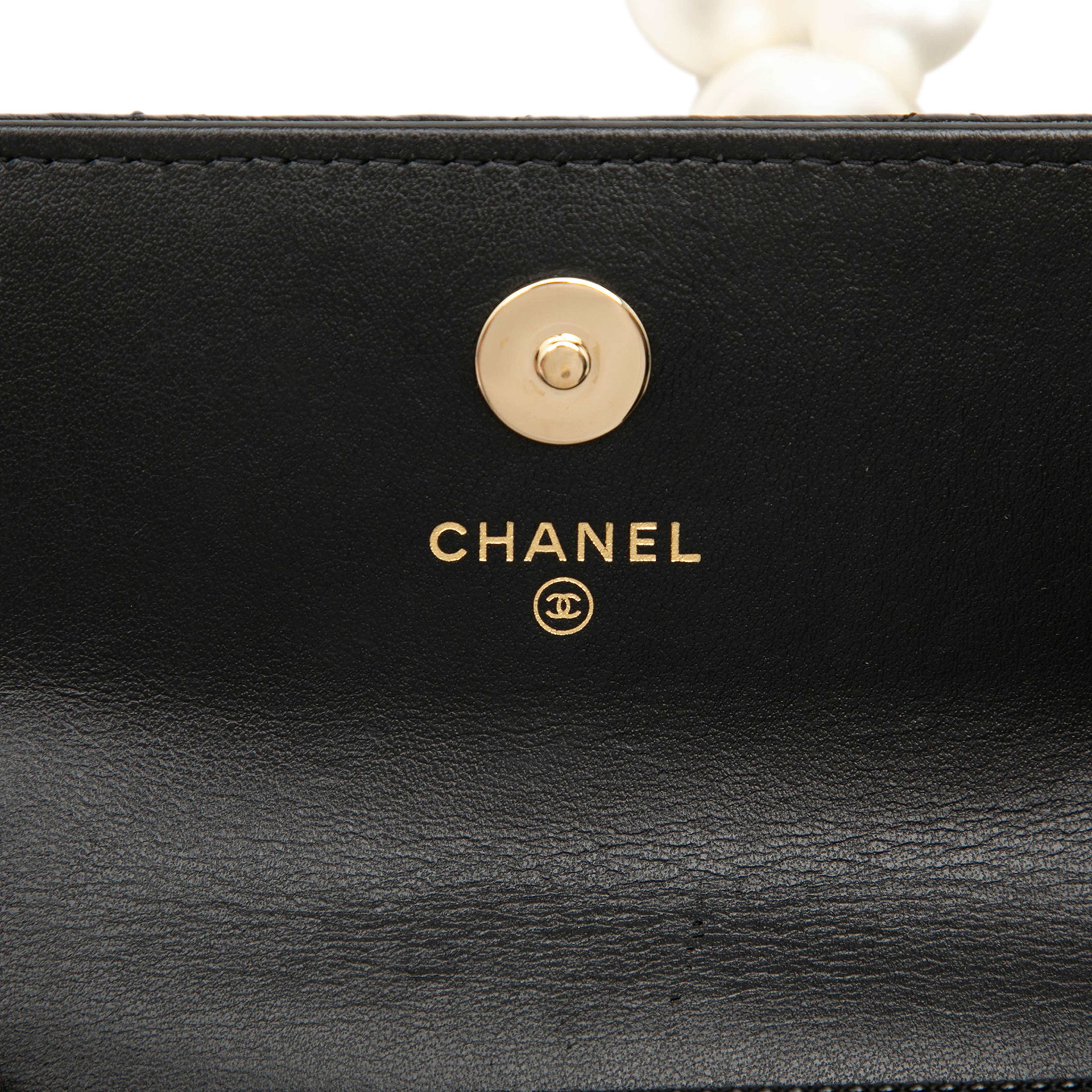 Chanel Quilted Calfskin Maxi Pearls Clutch With Chain, från Luxclusif, i färgen svart. Klicka för att öppna bilden i stort format