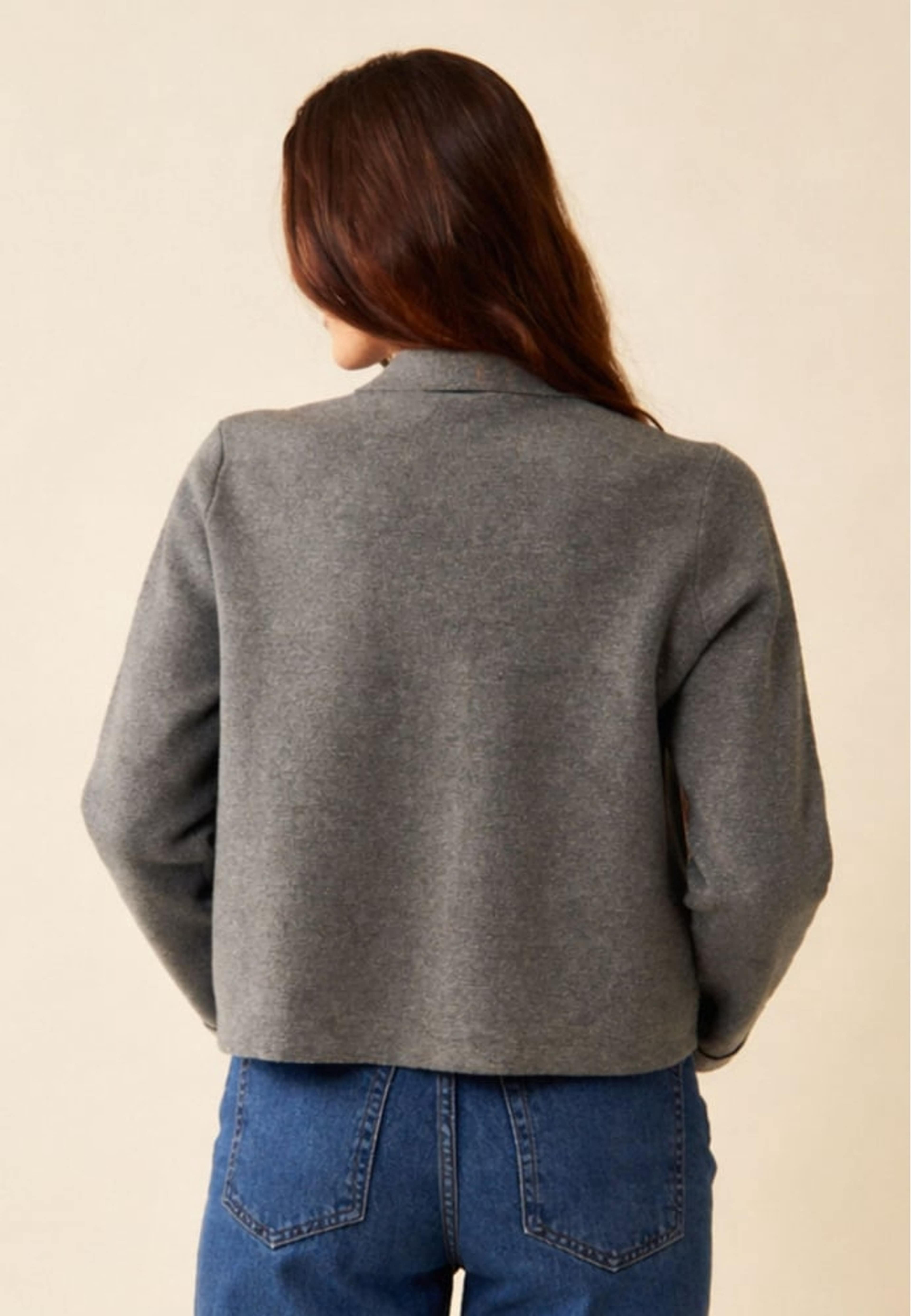 Alexis Cardigan, från Jumperfabriken, i färgen grey. Klicka för att öppna bilden i stort format