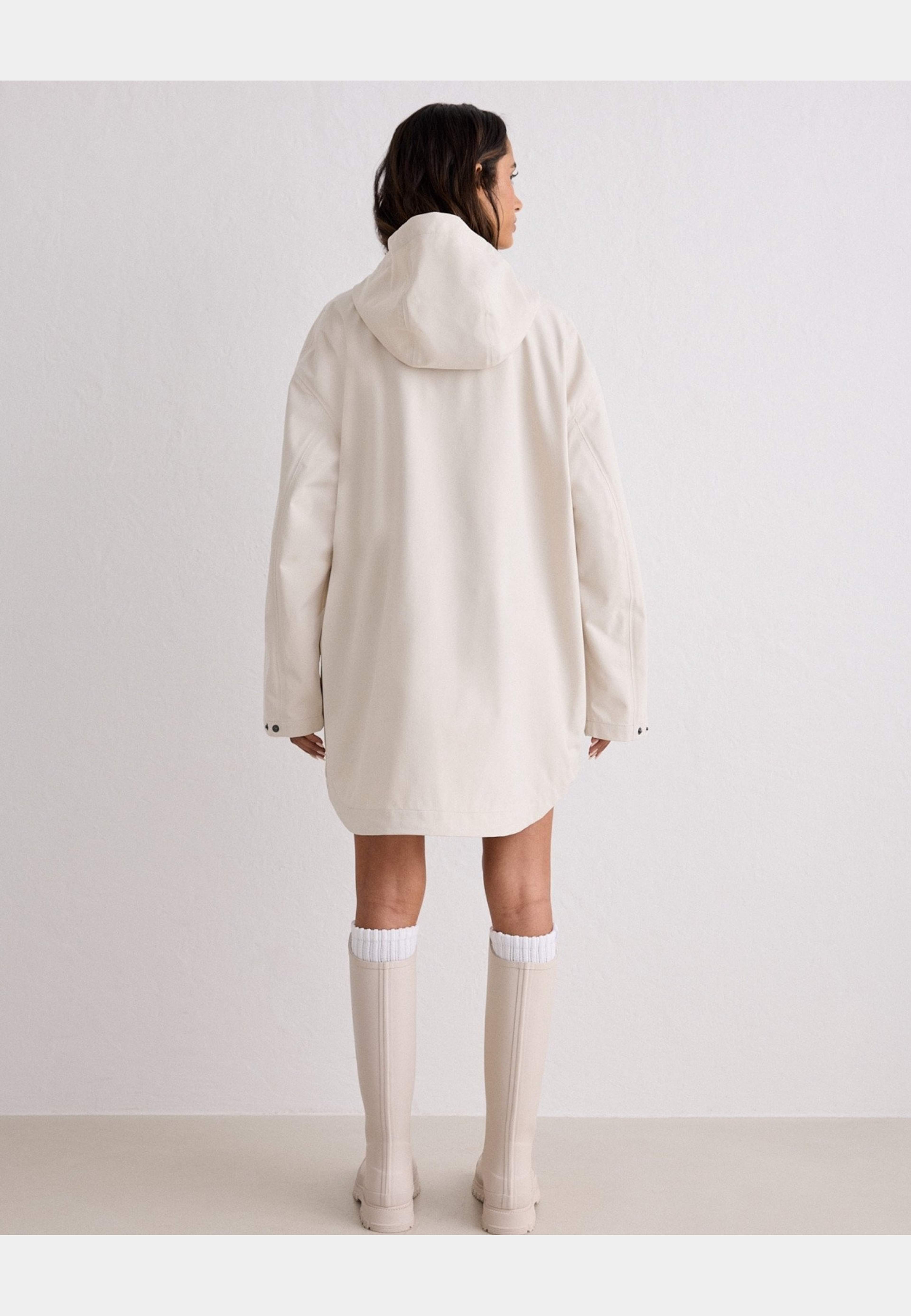 Waterproof Oversized Anorak, från aim'n, i färgen sand. Klicka för att öppna bilden i stort format