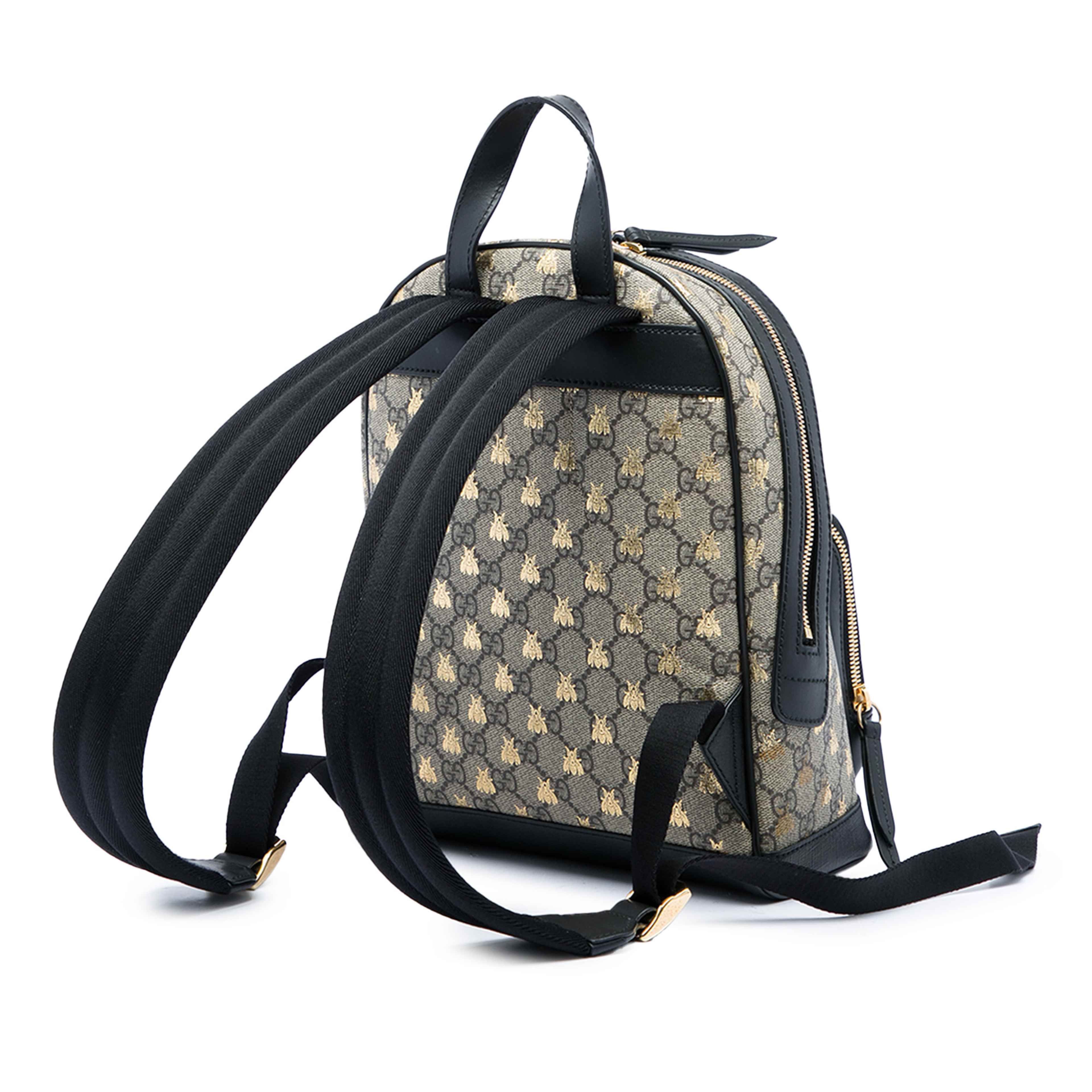 Gucci Small Gg Supreme Bee Backpack, från Luxclusif, i färgen beige. Klicka för att öppna bilden i stort format