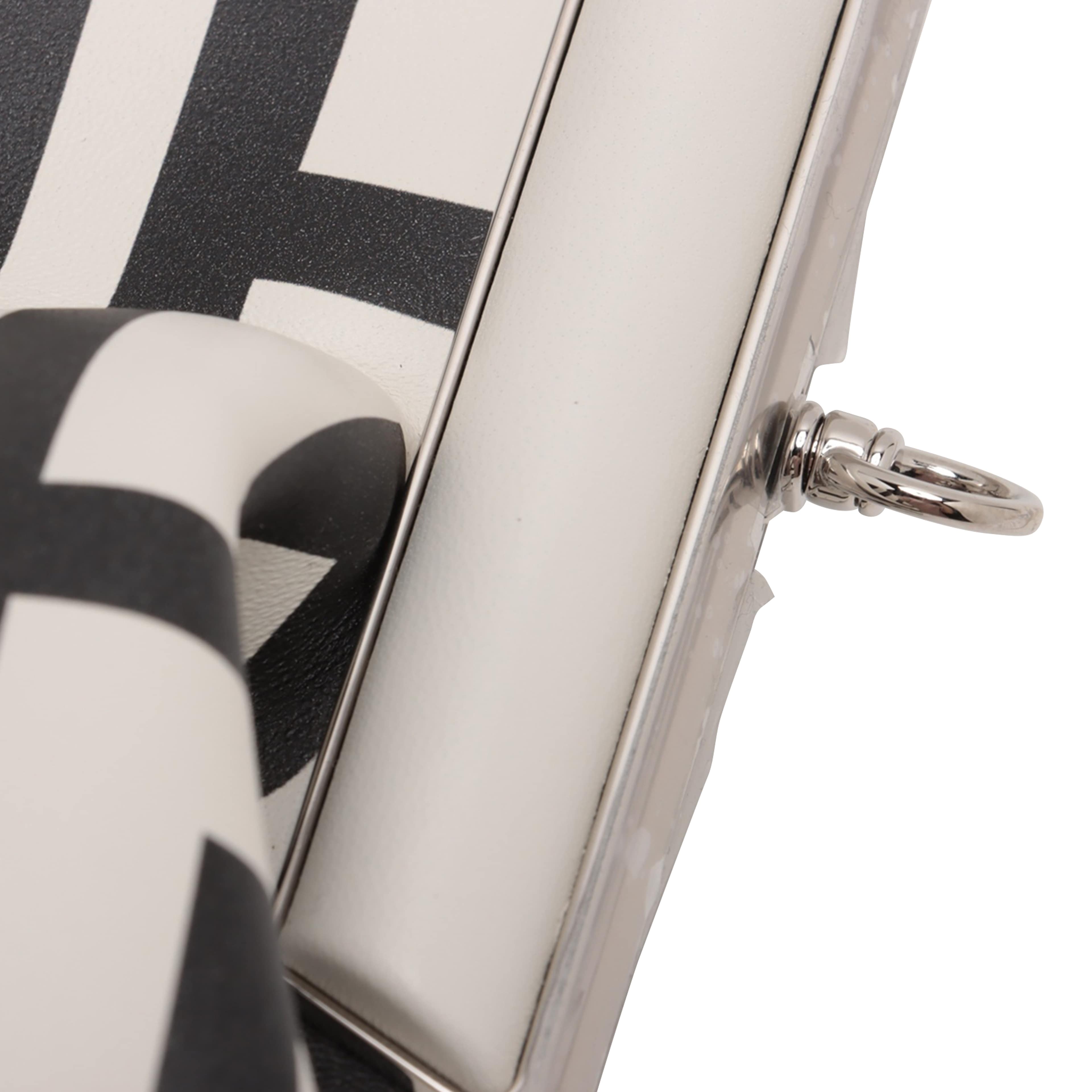 Fendi Marc Jacobs Midi Nappa Logo Print Fendi First Crossbody, från Luxclusif, i färgen white. Klicka för att öppna bilden i stort format
