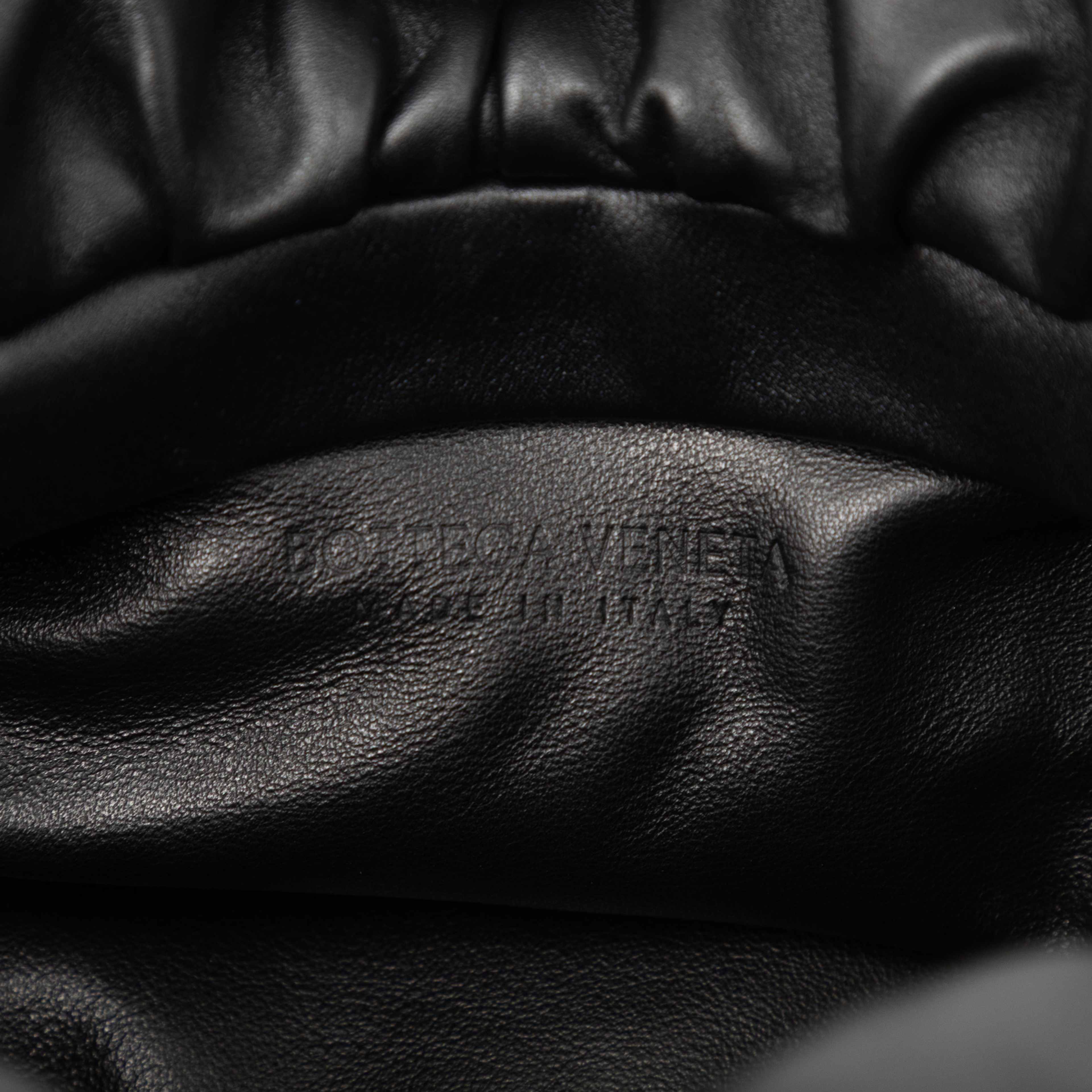 Bottega Veneta Lambskin Chain Pouch, från Luxclusif, i färgen svart. Klicka för att öppna bilden i stort format
