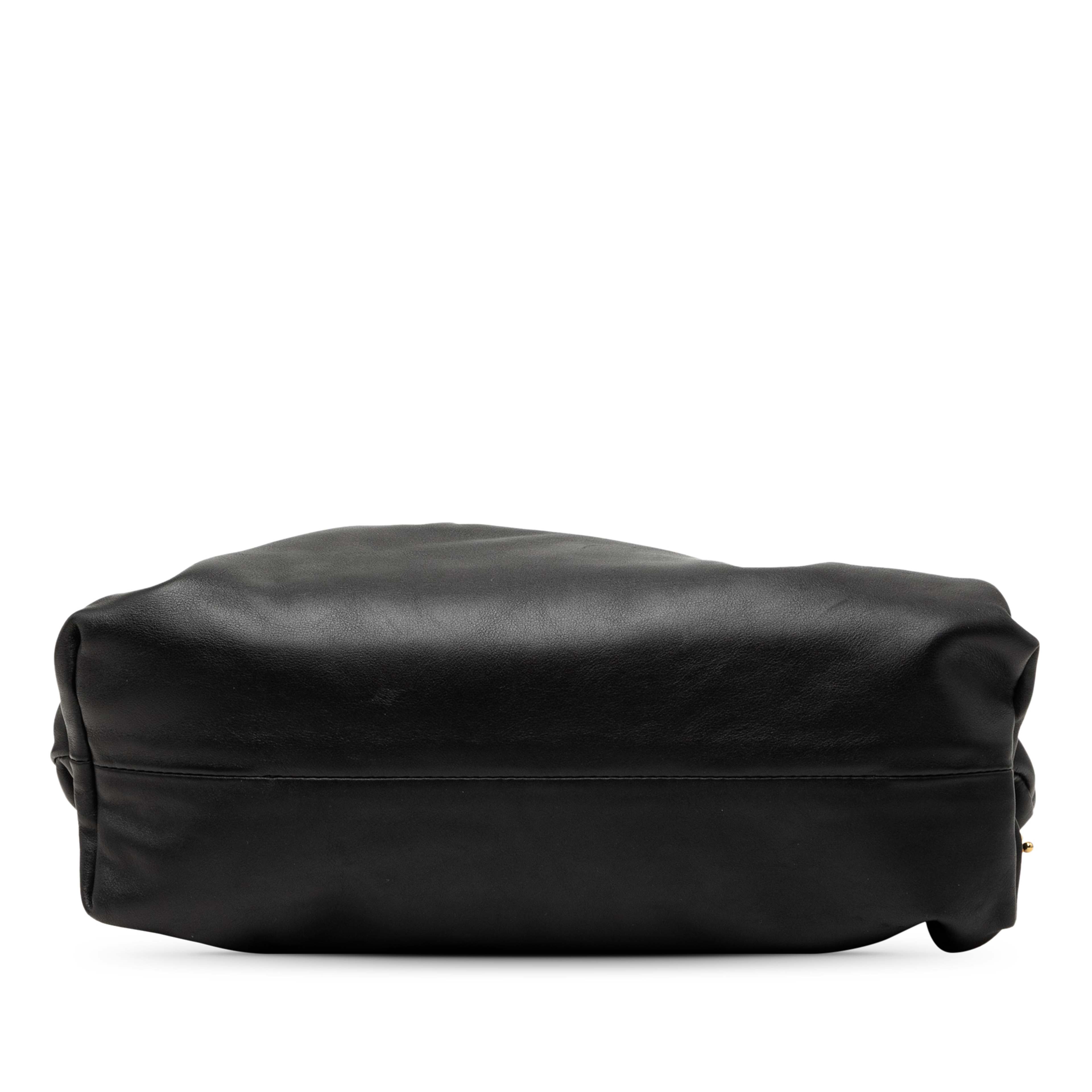 Bottega Veneta Lambskin Chain Pouch, från Luxclusif, i färgen svart. Klicka för att öppna bilden i stort format