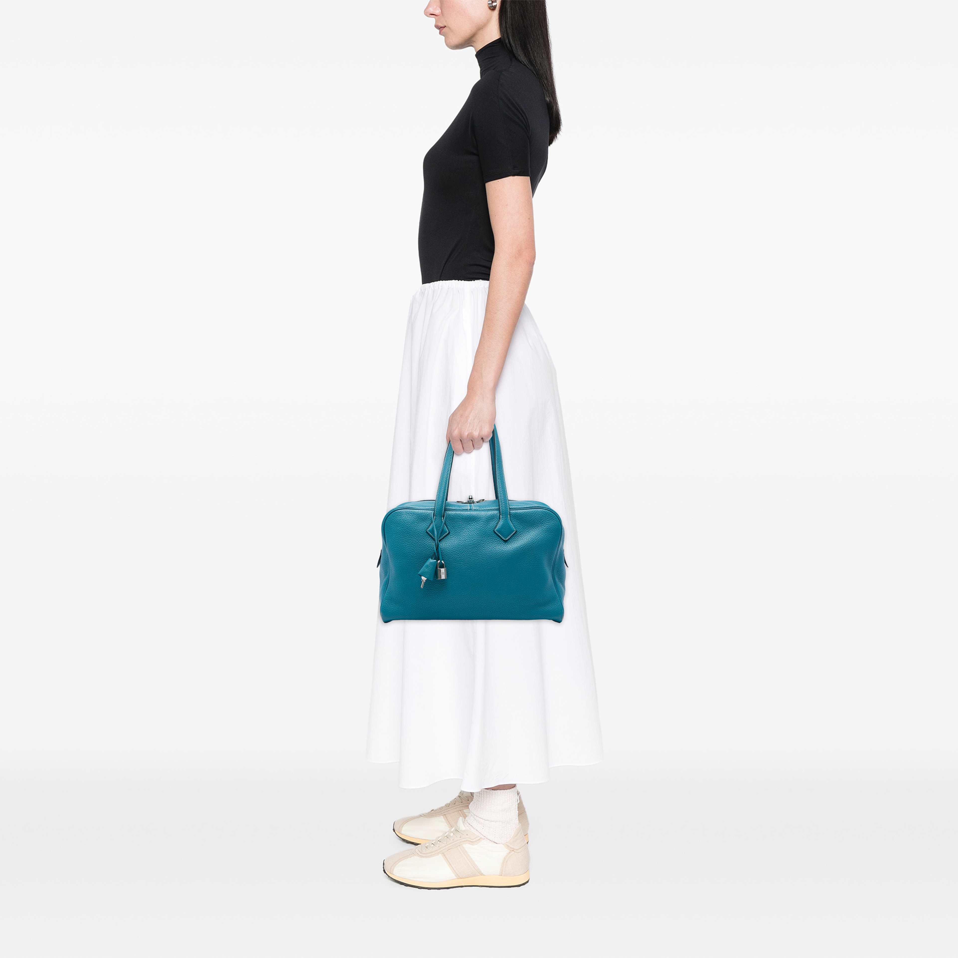 Hermès Clemence Victoria Ii 35, från Luxclusif, i färgen blå. Klicka för att öppna bilden i stort format