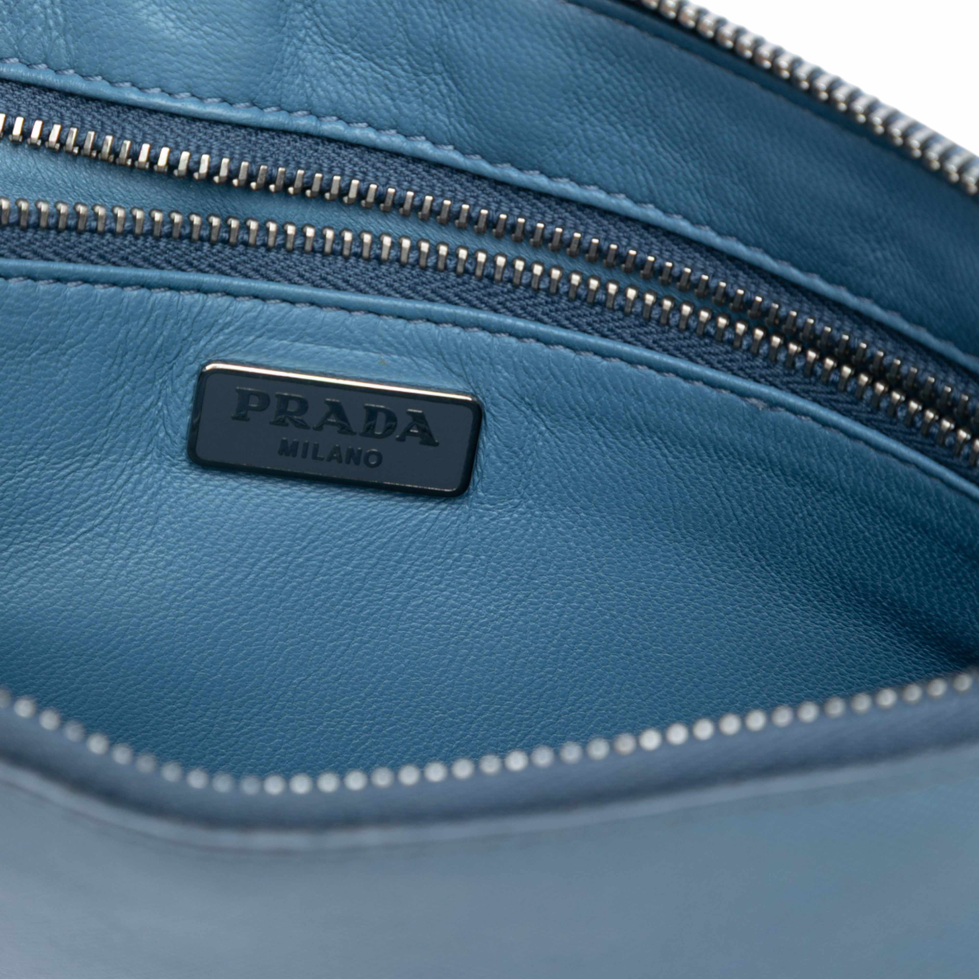 Prada Saffiano Lux Zip Clutch, från Luxclusif, i färgen light blue. Klicka för att öppna bilden i stort format