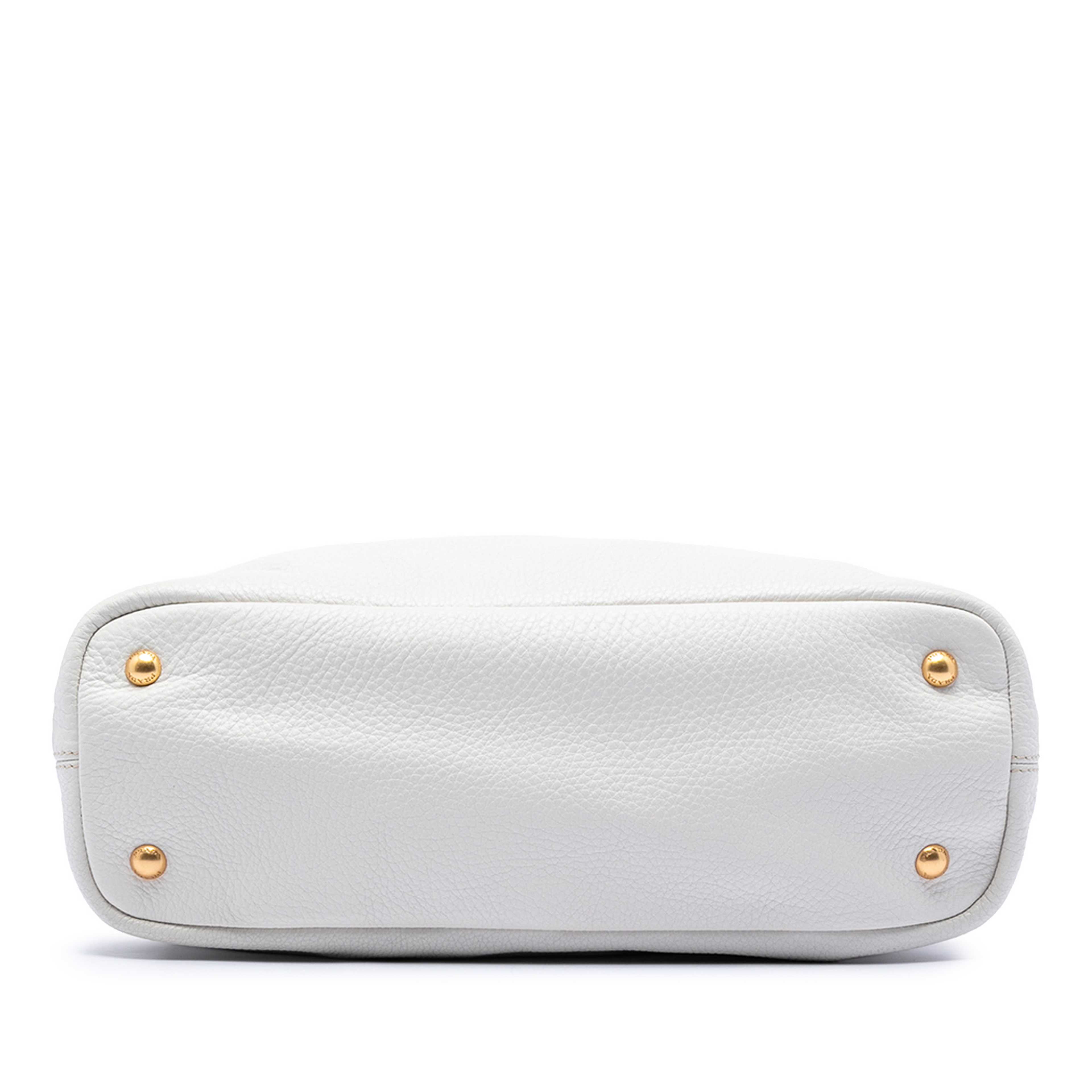 Prada Vitello Daino Side Zip Tote, från Luxclusif, i färgen white. Klicka för att öppna bilden i stort format