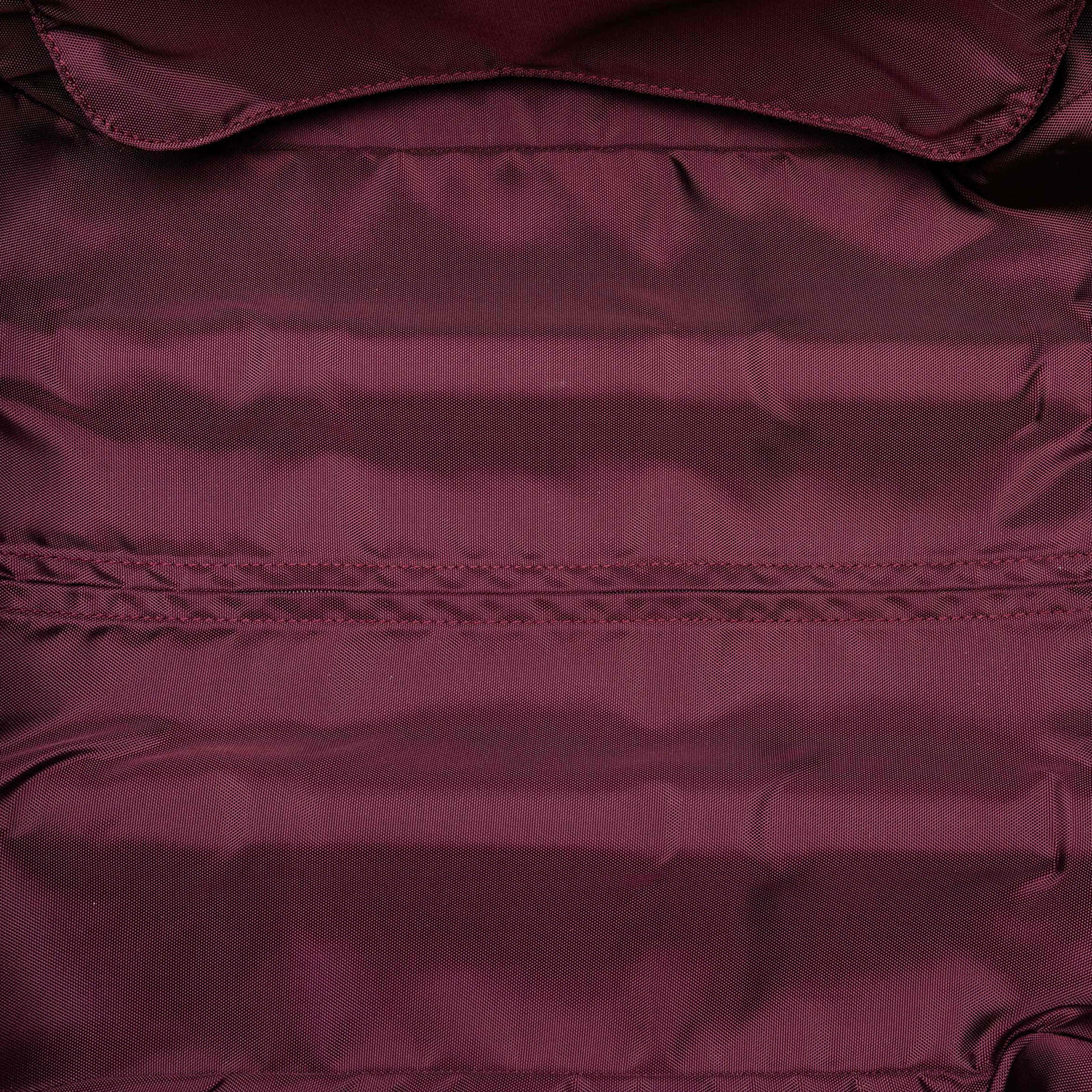 Louis Vuitton Monogram Vernis Pegase 45, från Luxclusif, i färgen bordeaux. Klicka för att öppna bilden i stort format