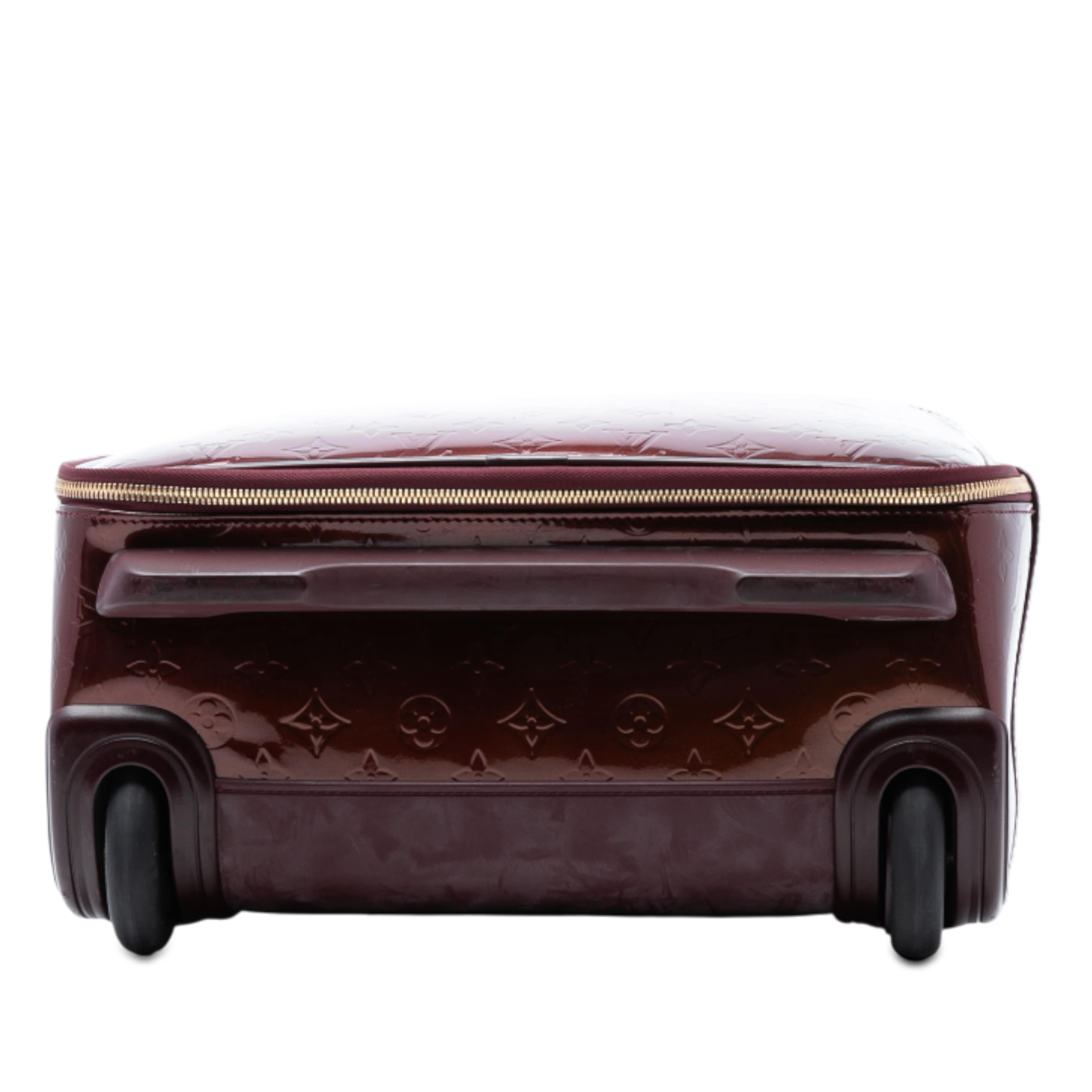 Louis Vuitton Monogram Vernis Pegase 45, från Luxclusif, i färgen bordeaux. Klicka för att öppna bilden i stort format