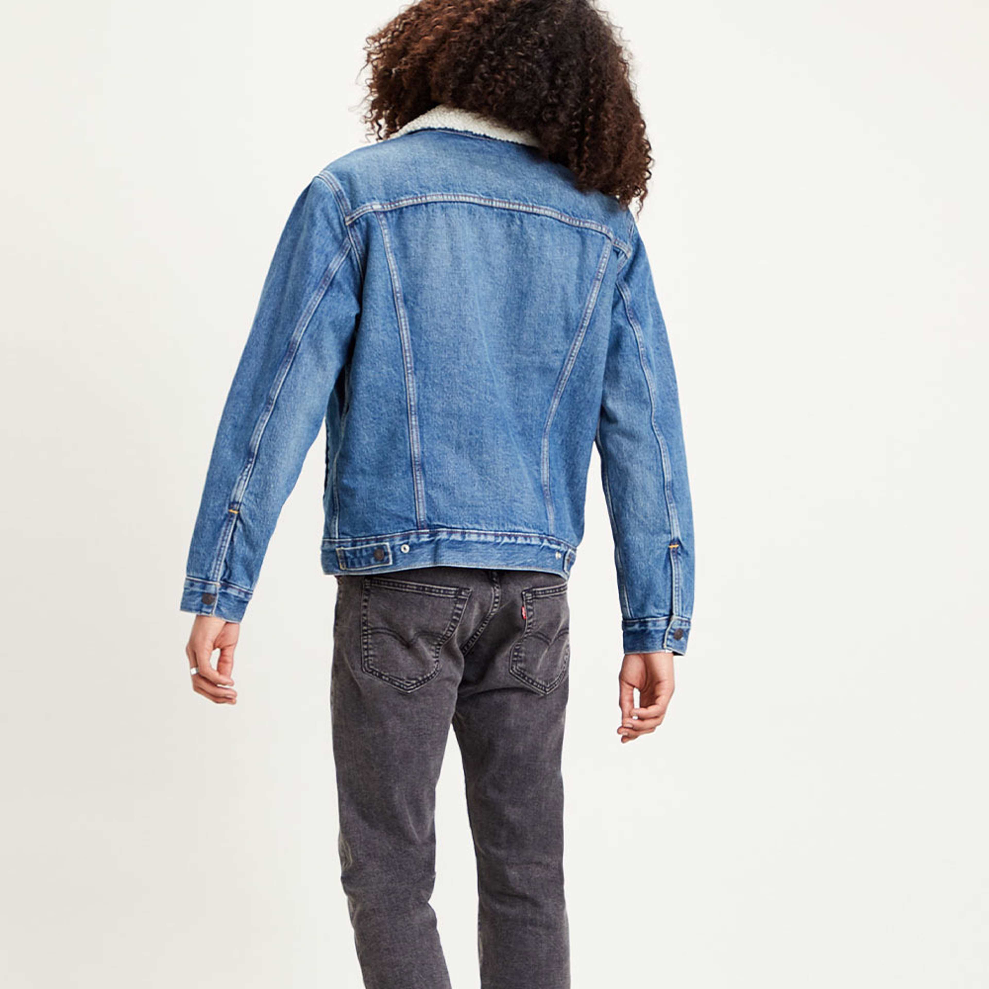 Type 3 Sherpa Trucker, från Levi's, i färgen Med Indigo - Worn In. Klicka för att öppna bilden i stort format