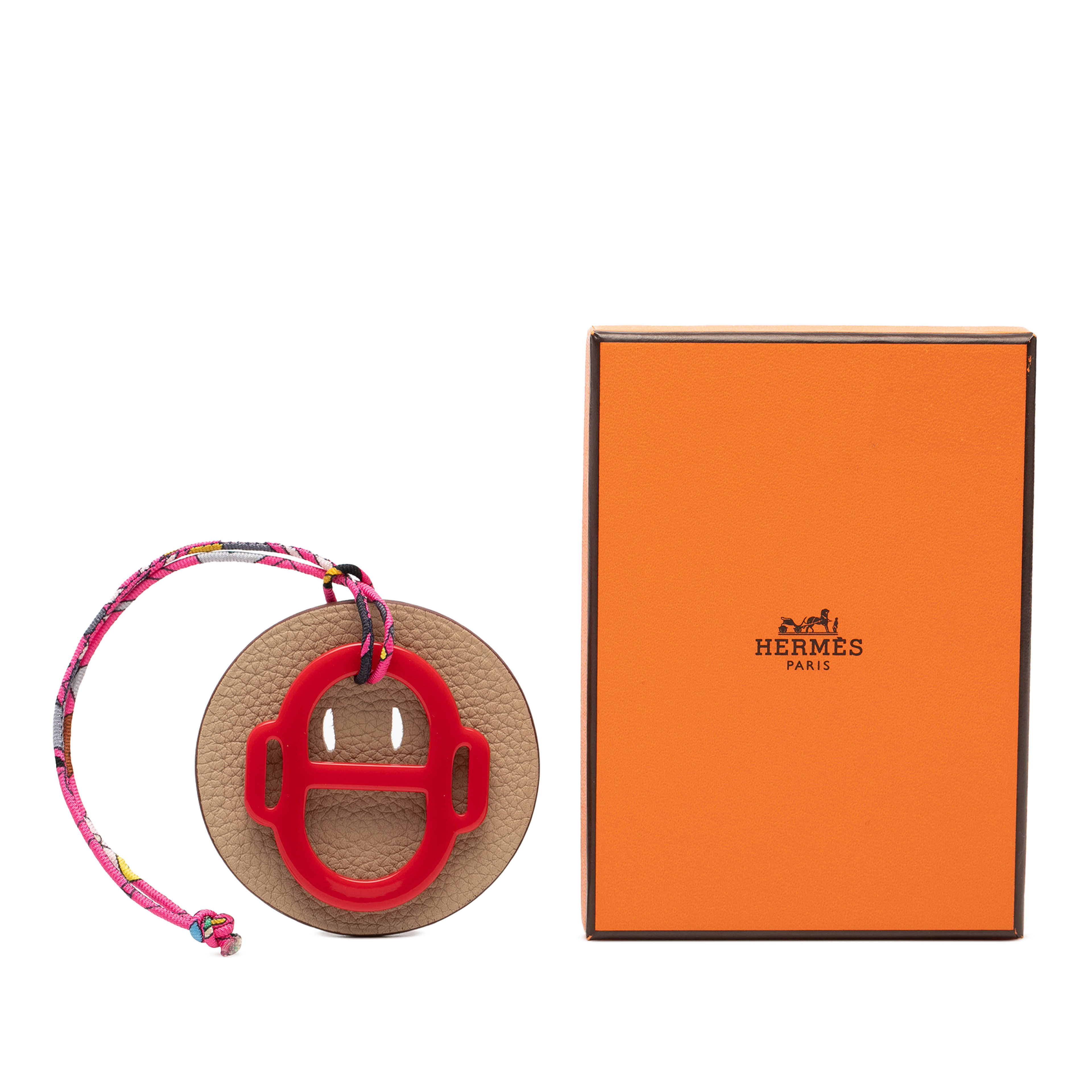 Hermès H Equipe Resin And Leather Bag Charm, från Luxclusif, i färgen red. Klicka för att öppna bilden i stort format