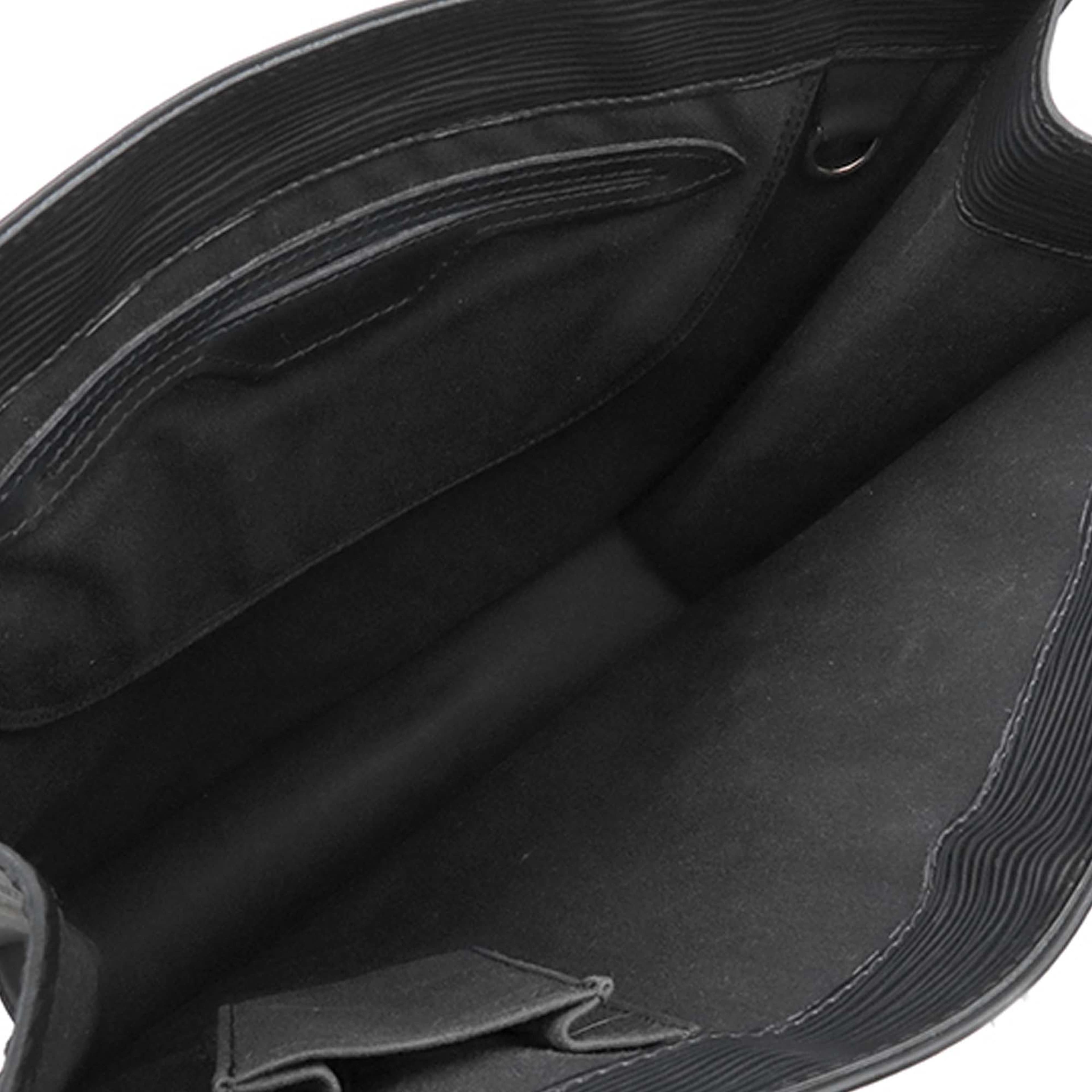 Louis Vuitton Epi Sac Plat, från Luxclusif, i färgen black. Klicka för att öppna bilden i stort format