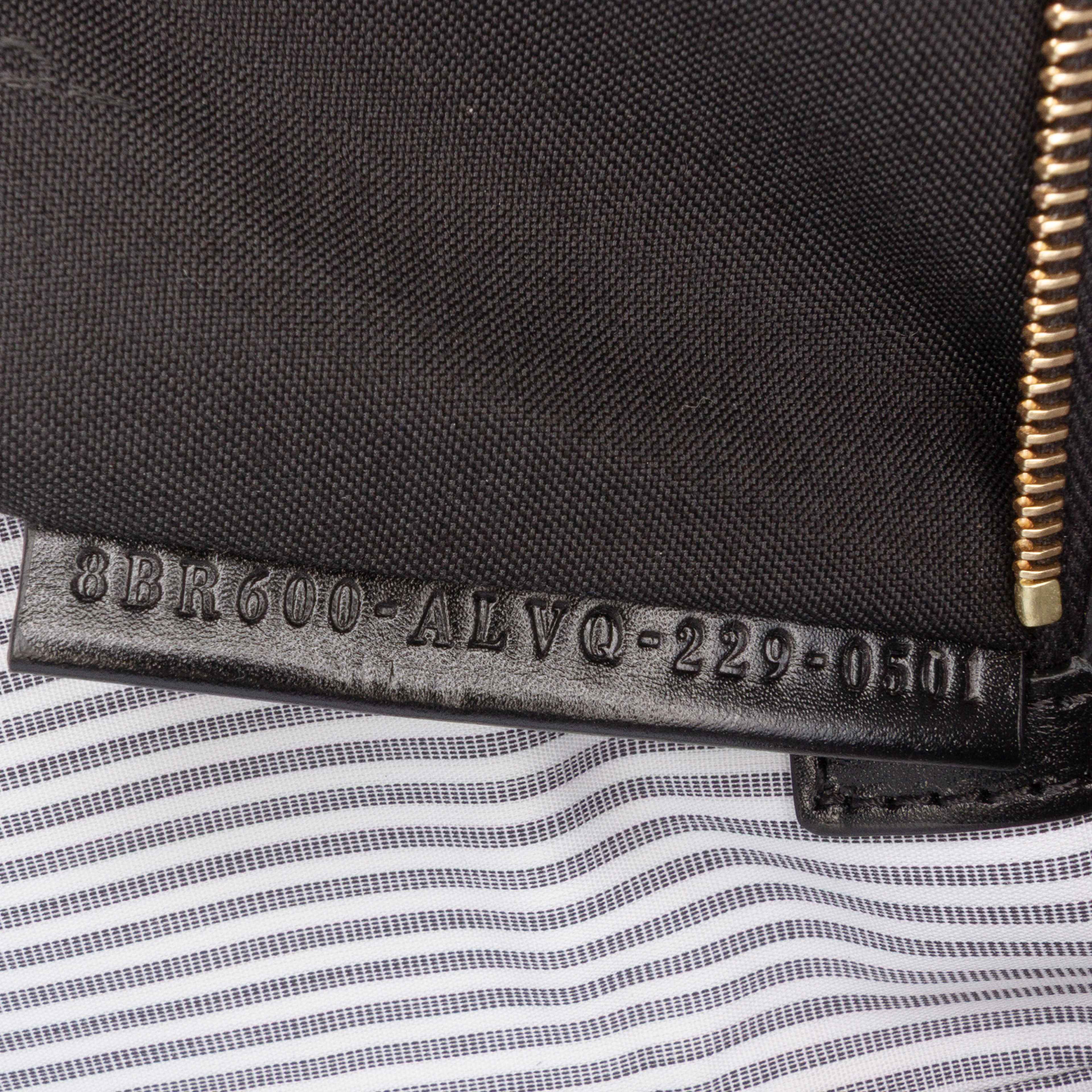 Fendi Medium Striped Canvas Baguette Satchel, från Luxclusif, i färgen white. Klicka för att öppna bilden i stort format