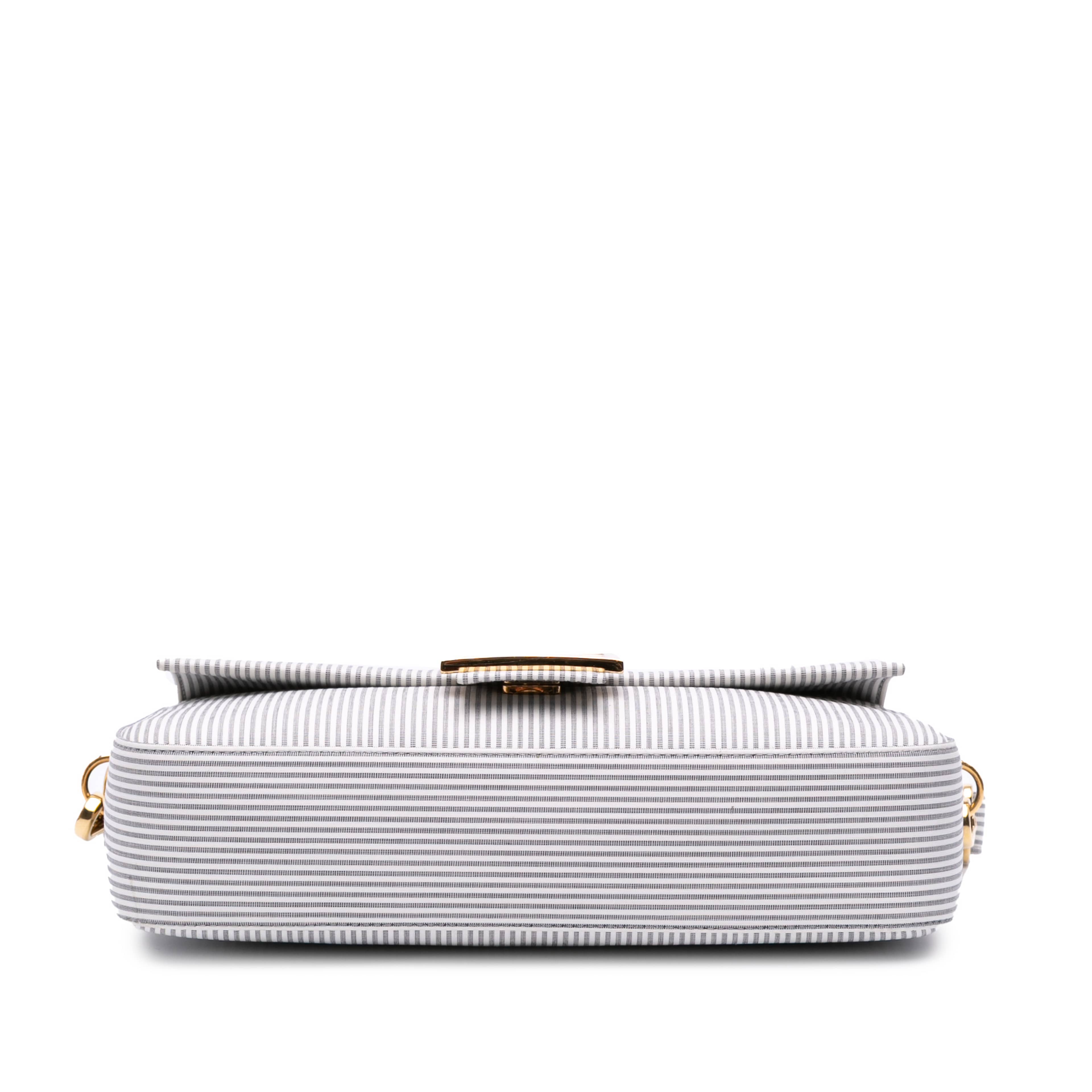 Fendi Medium Striped Canvas Baguette Satchel, från Luxclusif, i färgen white. Klicka för att öppna bilden i stort format