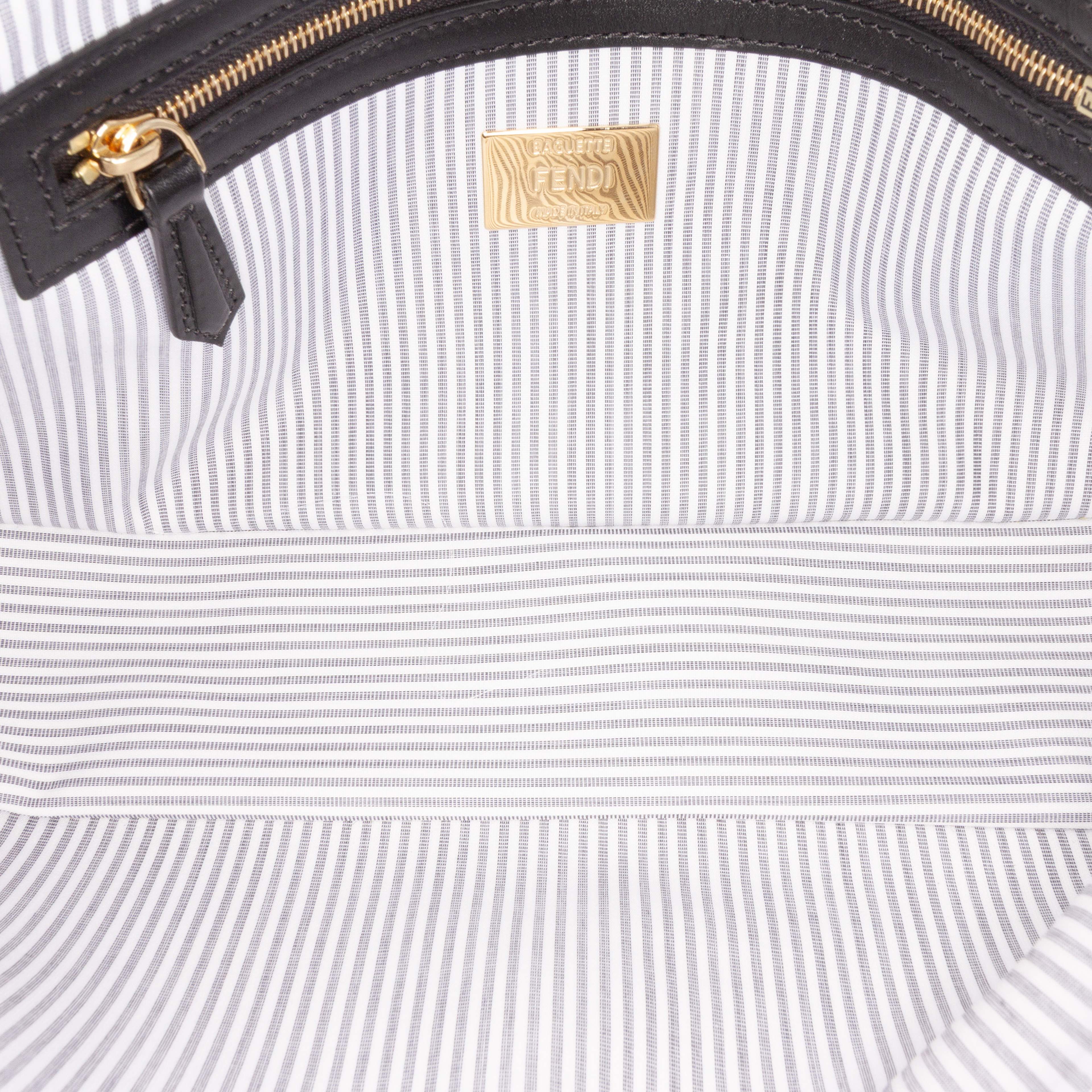 Fendi Medium Striped Canvas Baguette Satchel, från Luxclusif, i färgen white. Klicka för att öppna bilden i stort format