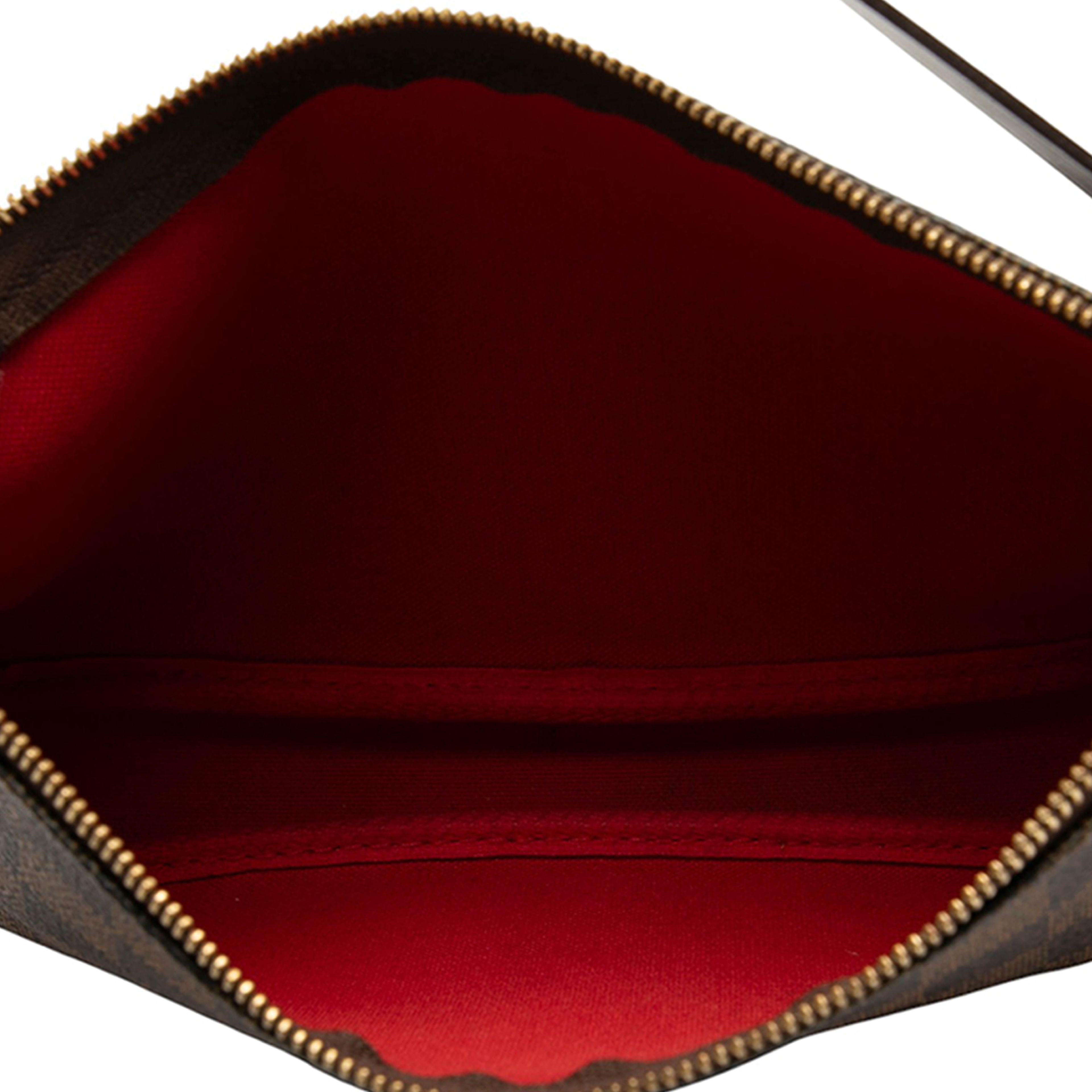 Louis Vuitton Damier Ebene Pochette Accessoires, från Luxclusif, i färgen brown. Klicka för att öppna bilden i stort format