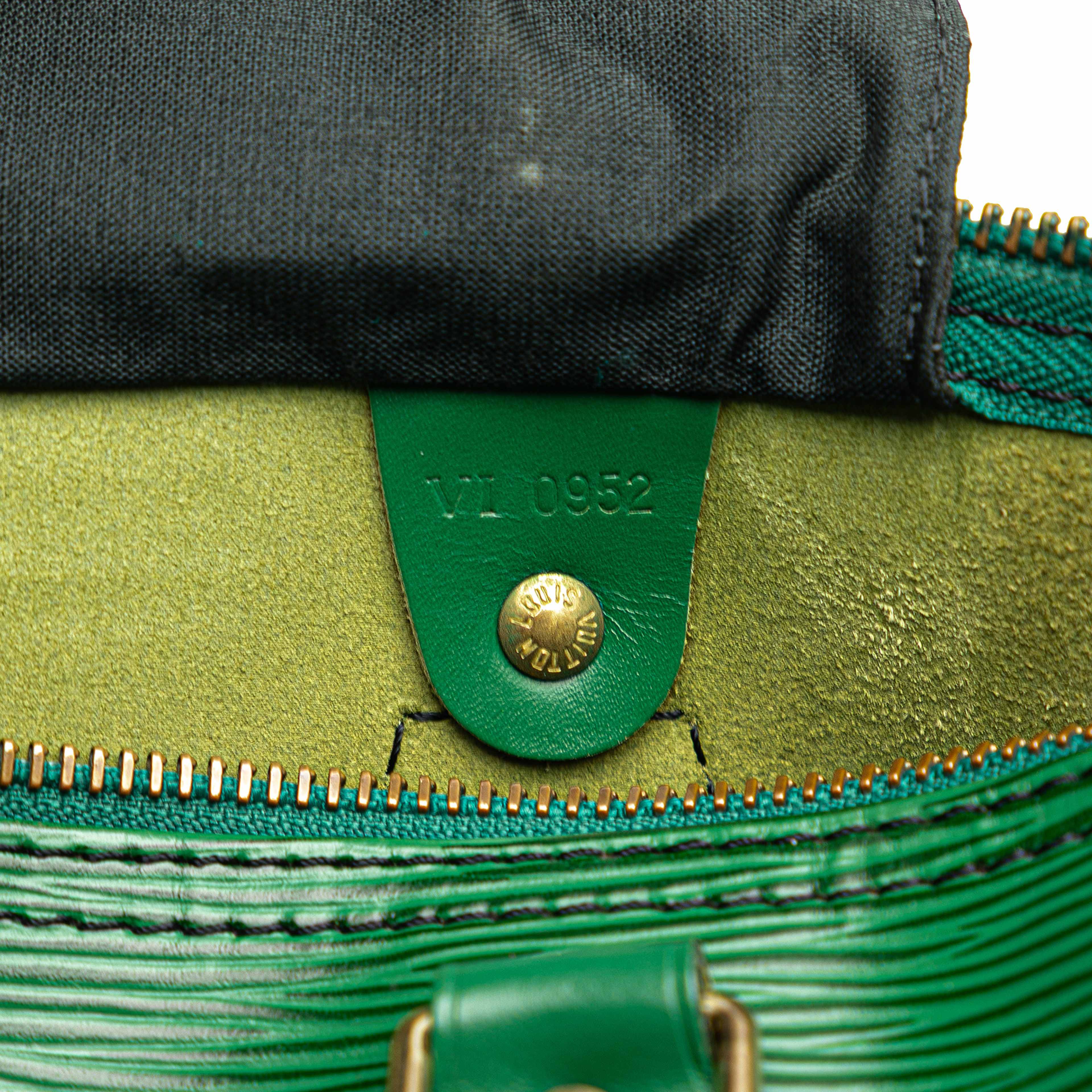 Louis Vuitton Epi Speedy 30, från Luxclusif, i färgen green. Klicka för att öppna bilden i stort format