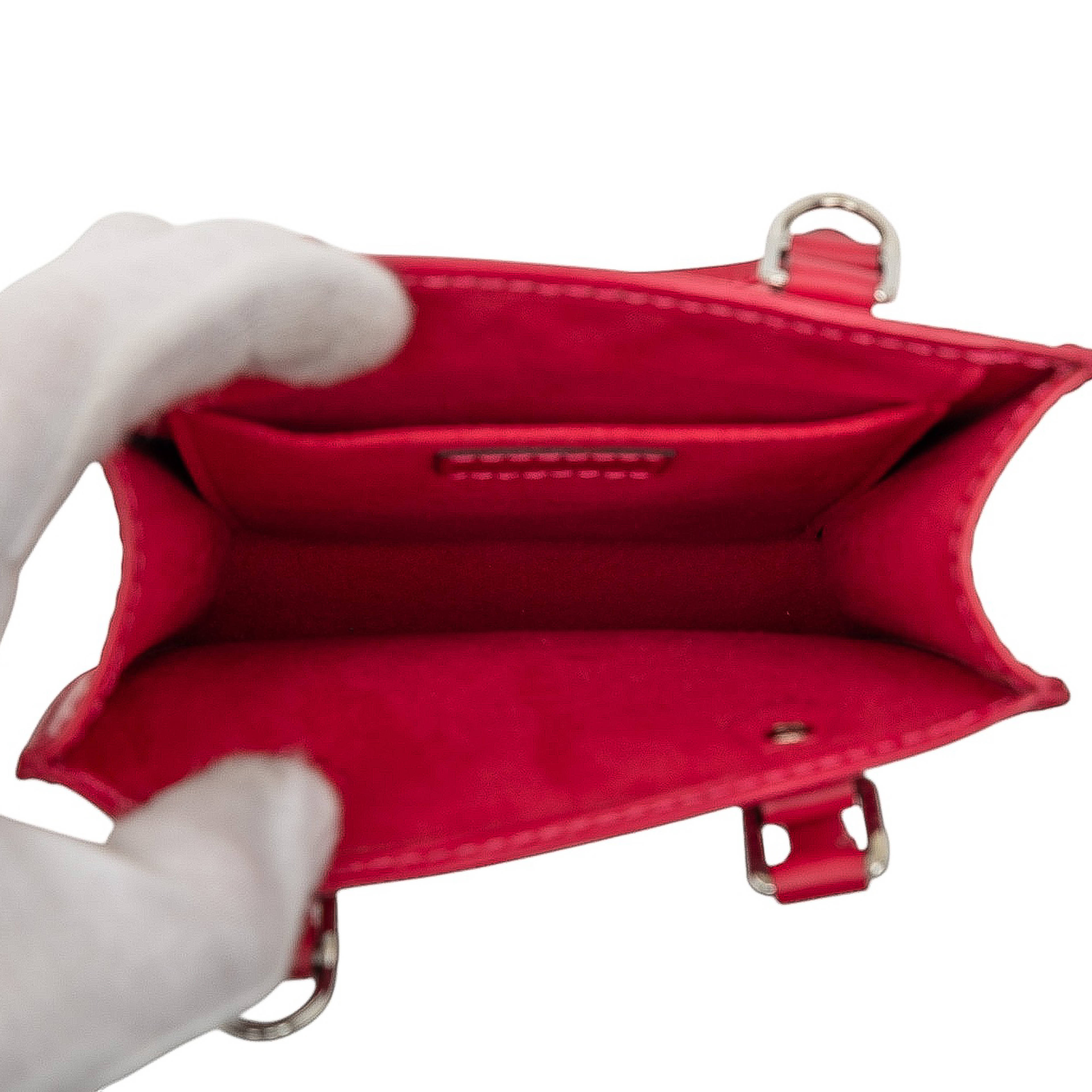 Louis Vuitton Epi Petit Sac Plat, från Luxclusif, i färgen hot pink. Klicka för att öppna bilden i stort format