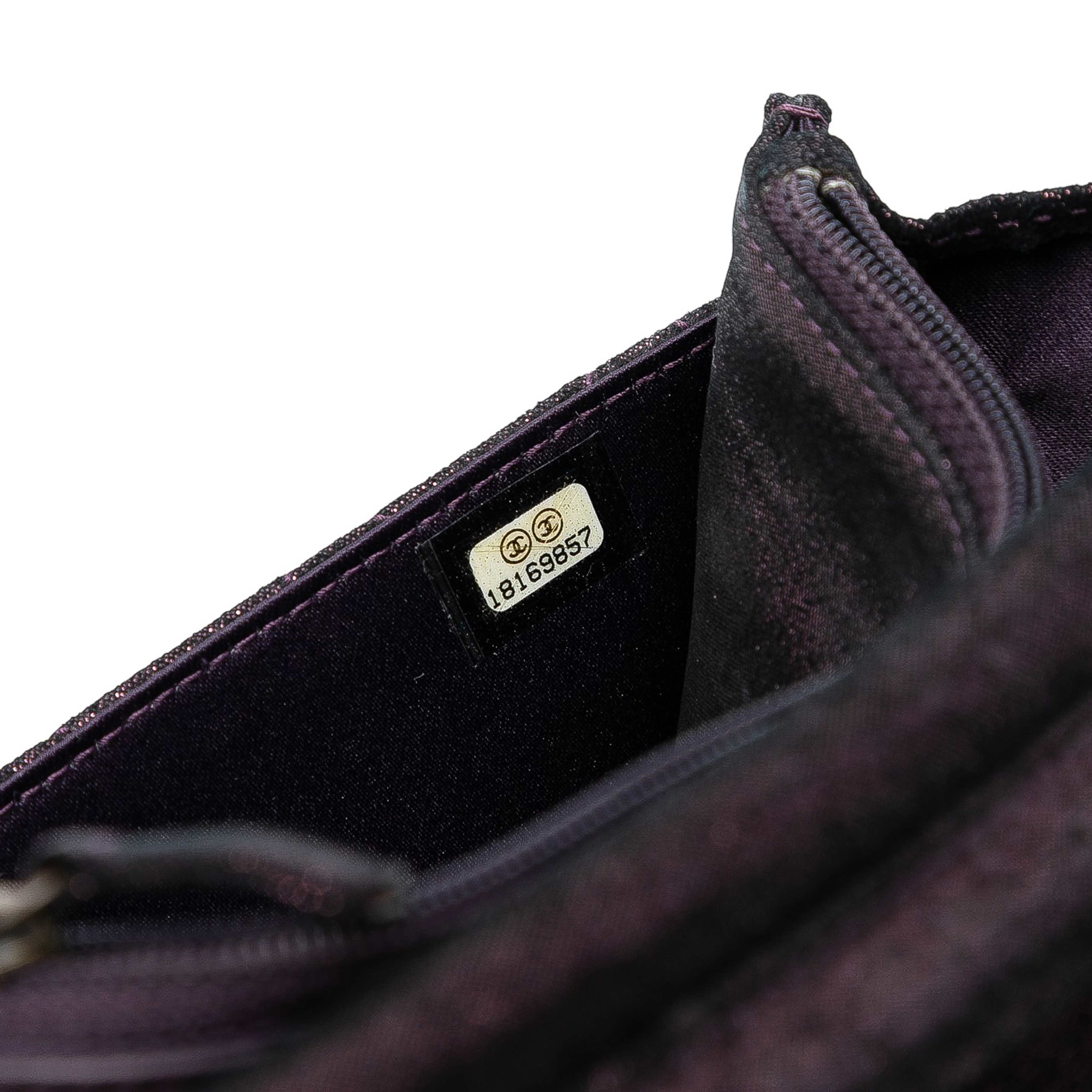 Chanel Quilted Iridescent Lambskin Tartan Button Wallet On Chain, från Luxclusif, i färgen violet. Klicka för att öppna bilden i stort format