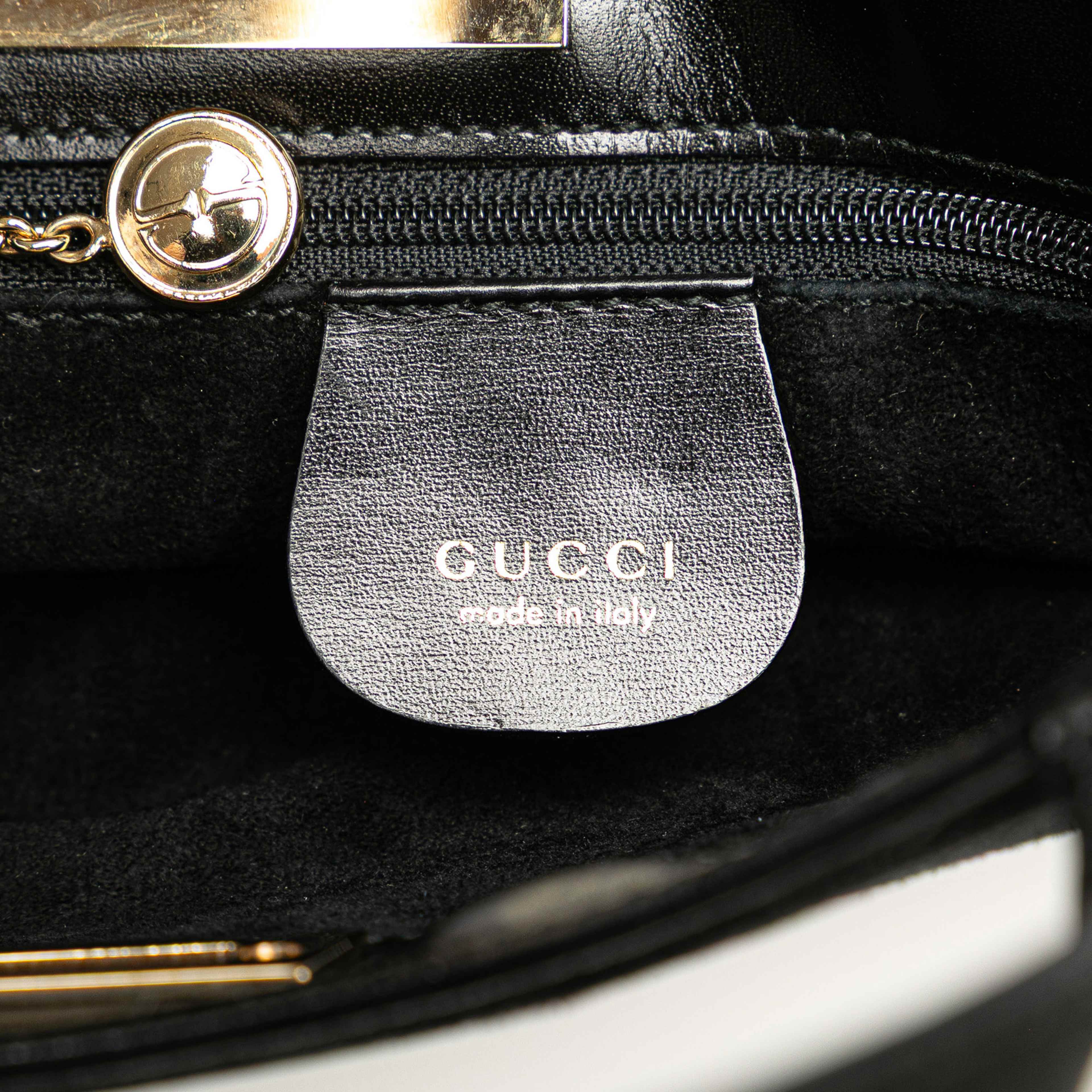 Gucci Suede Handbag, från Luxclusif, i färgen black.
