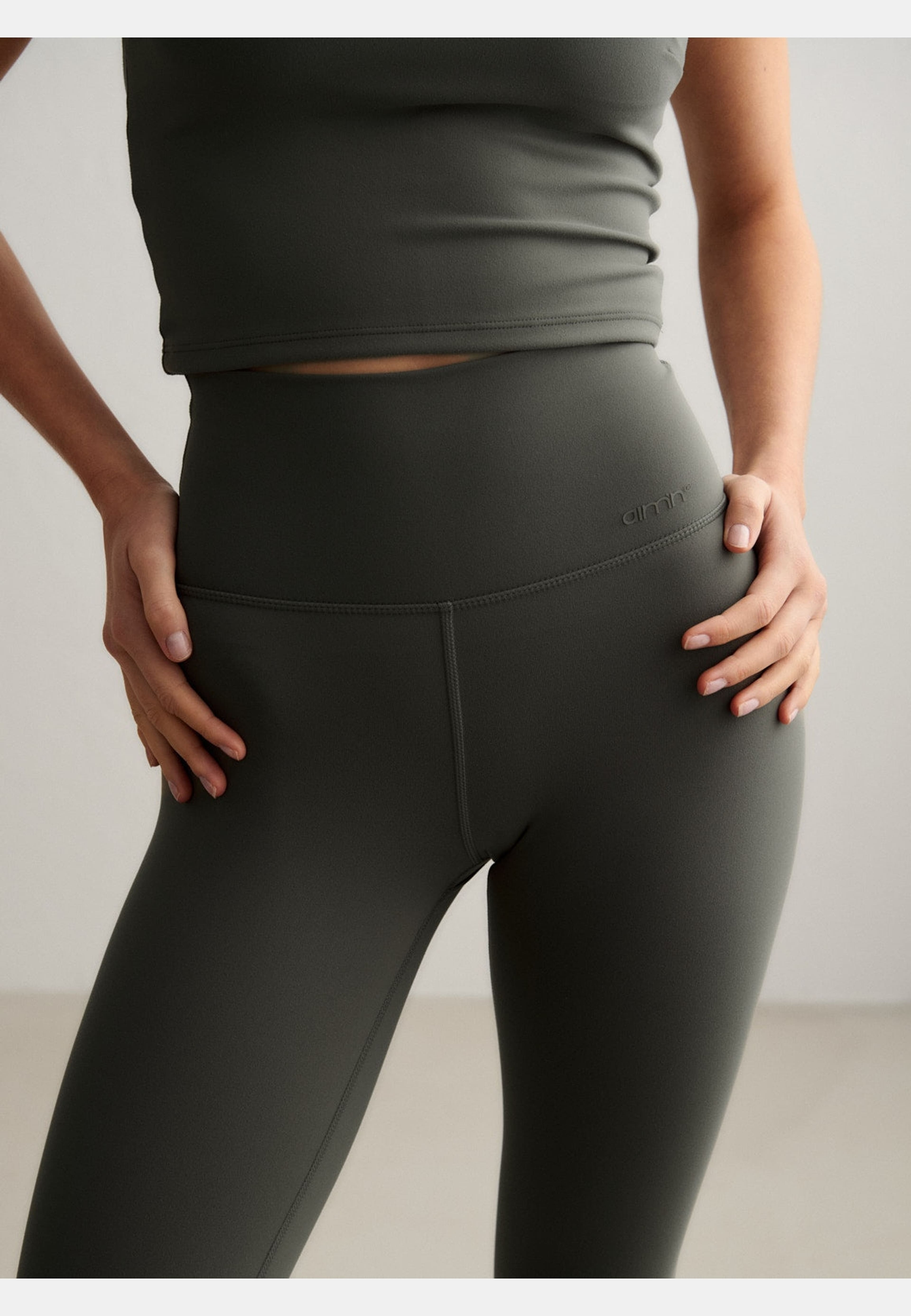 Sense Petite Tights, från aim'n, i färgen ivy. Klicka för att öppna bilden i stort format