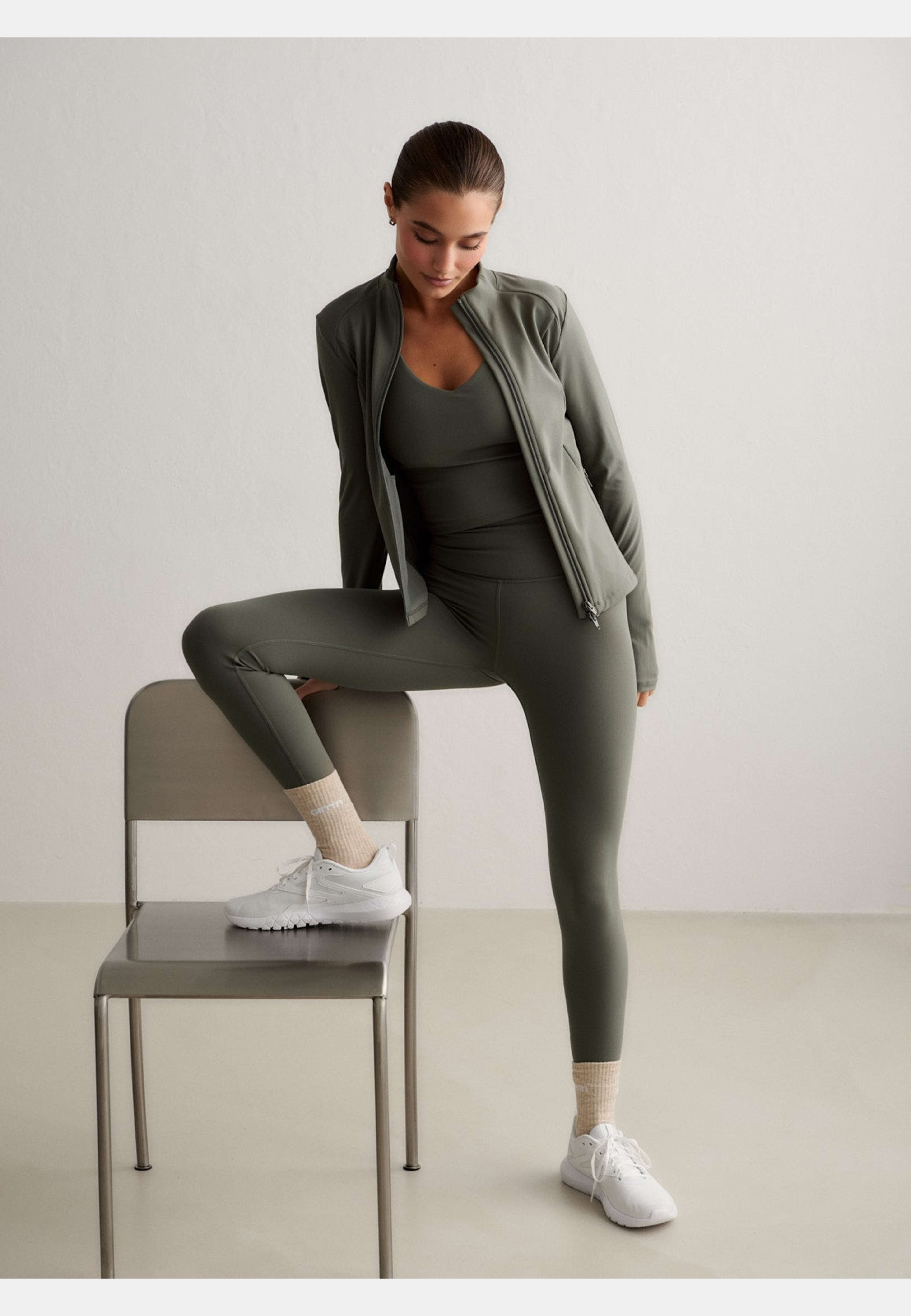 Sense Petite Tights, från aim'n, i färgen ivy. Klicka för att öppna bilden i stort format