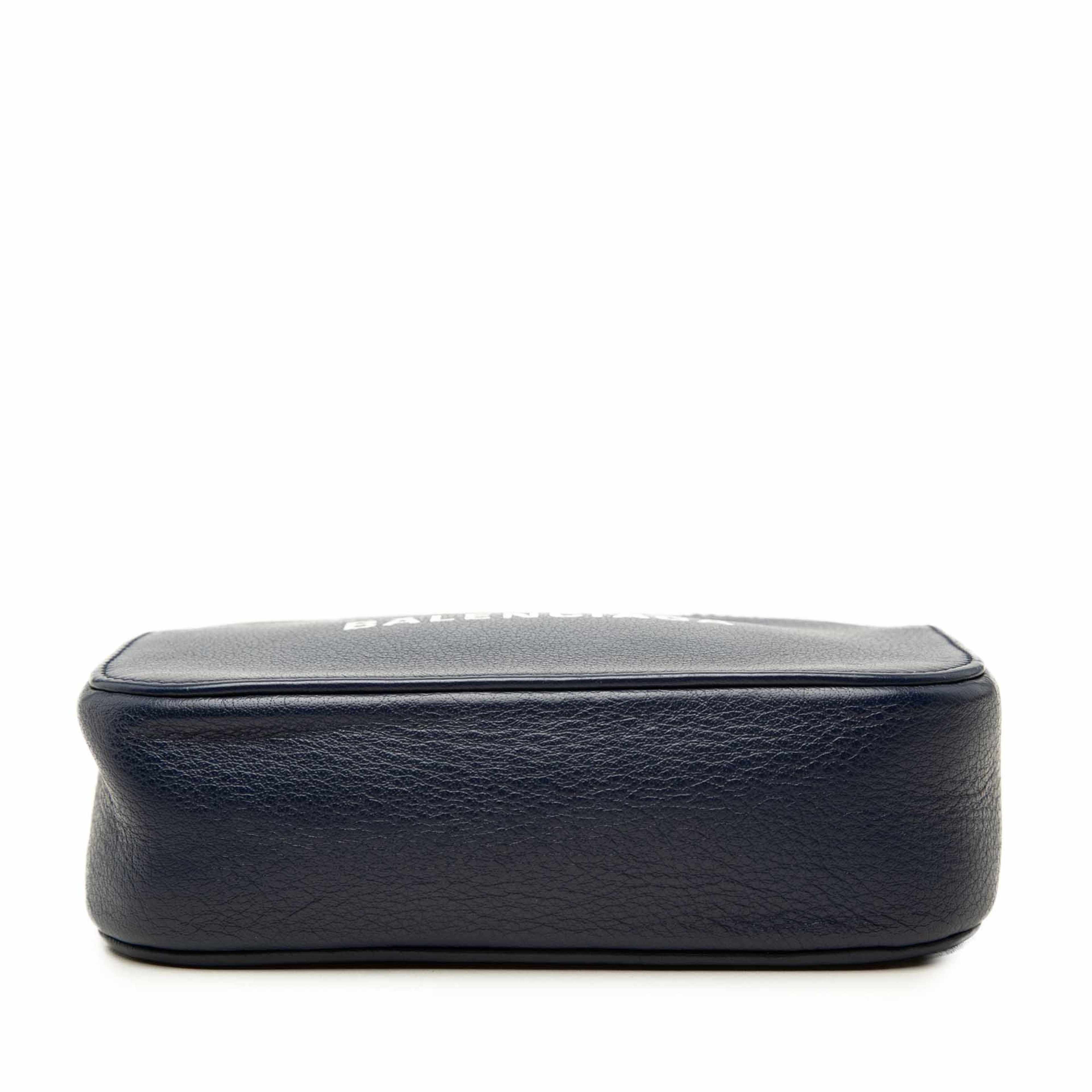 Balenciaga Leather Everyday Camera Bag Xs, från Luxclusif, i färgen blå. Klicka för att öppna bilden i stort format