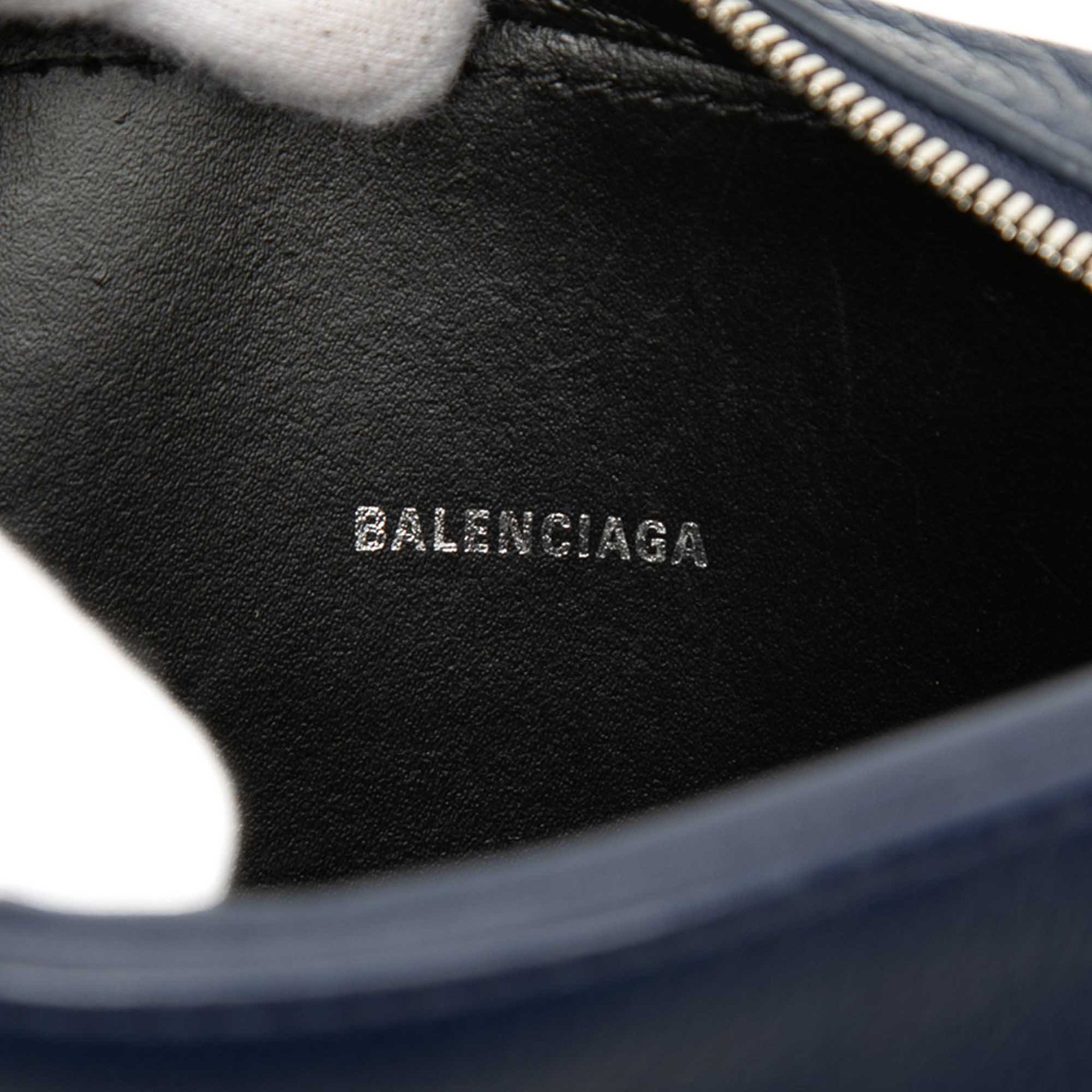 Balenciaga Leather Everyday Camera Bag Xs, från Luxclusif, i färgen blå. Klicka för att öppna bilden i stort format