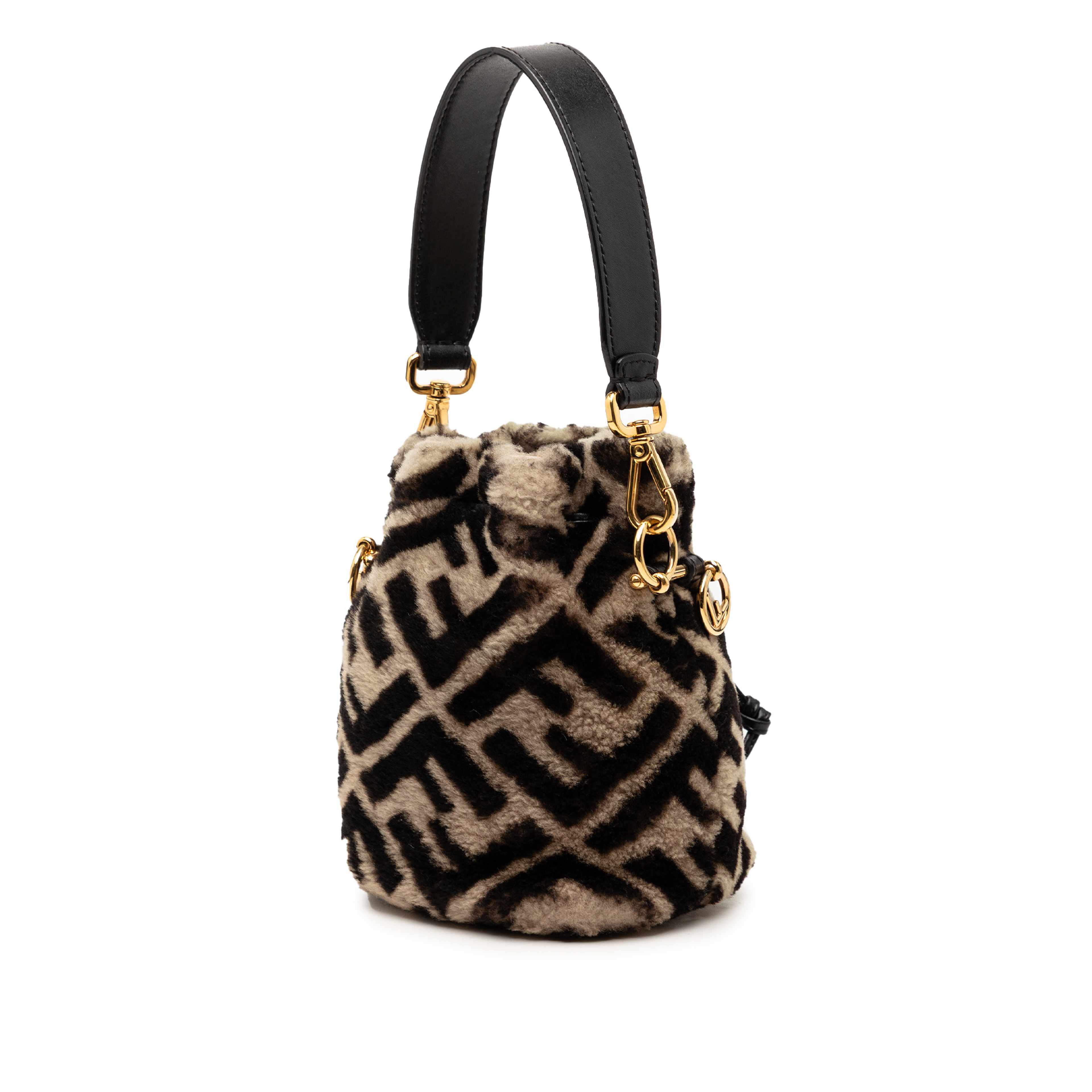 Fendi Mini Zucca Shearling Mon Tresor Bucket Bag, från Luxclusif, i färgen beige. Klicka för att öppna bilden i stort format