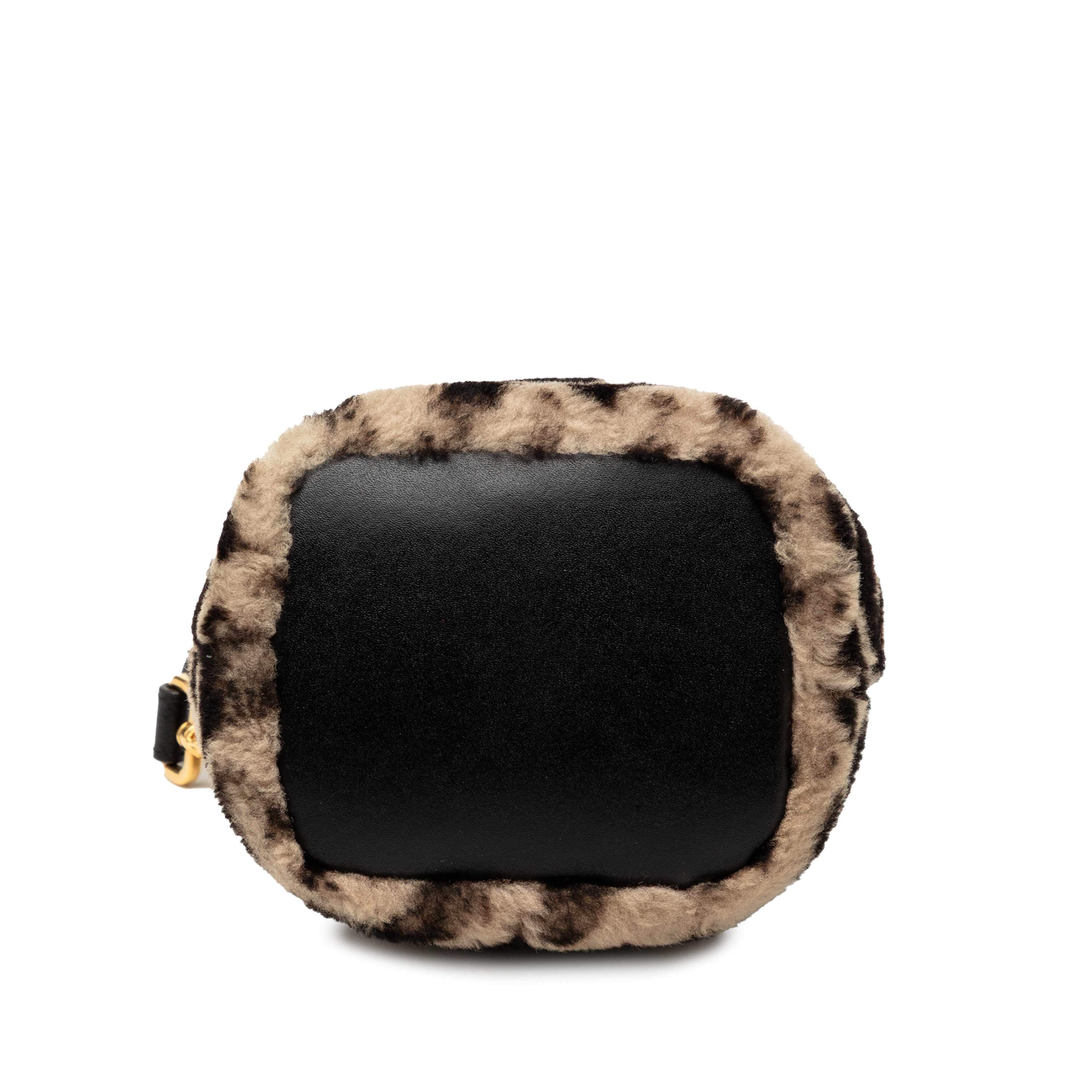 Fendi Mini Zucca Shearling Mon Tresor Bucket Bag, från Luxclusif, i färgen beige. Klicka för att öppna bilden i stort format