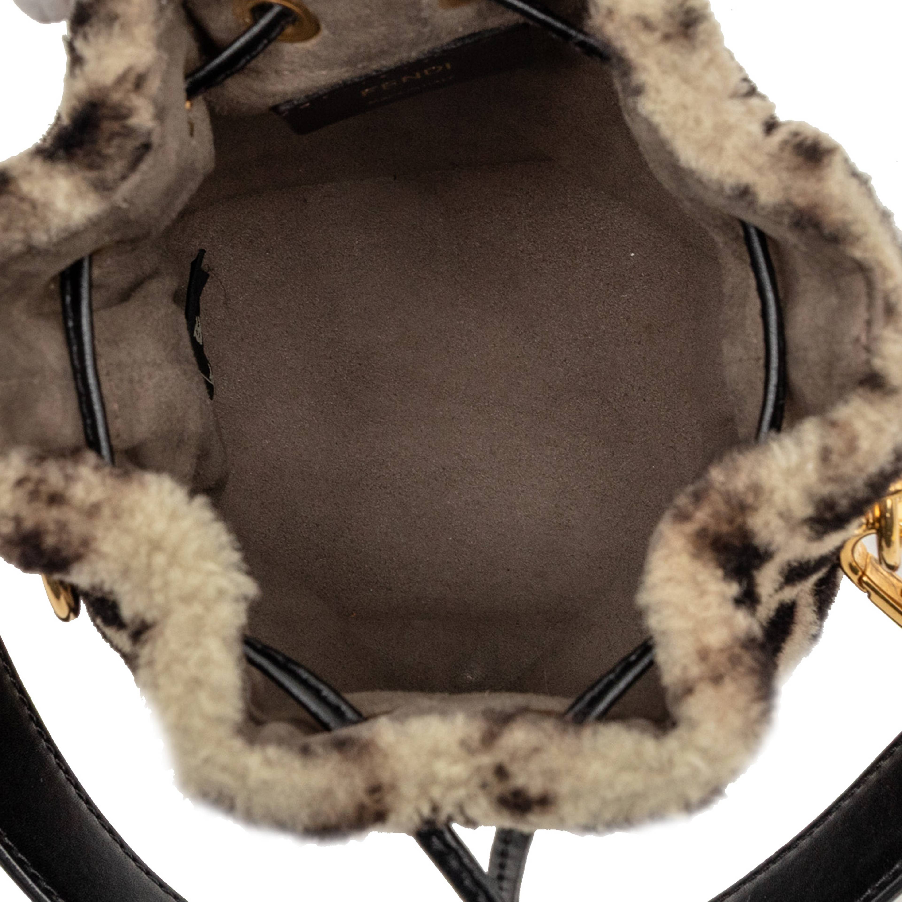 Fendi Mini Zucca Shearling Mon Tresor Bucket Bag, från Luxclusif, i färgen beige. Klicka för att öppna bilden i stort format