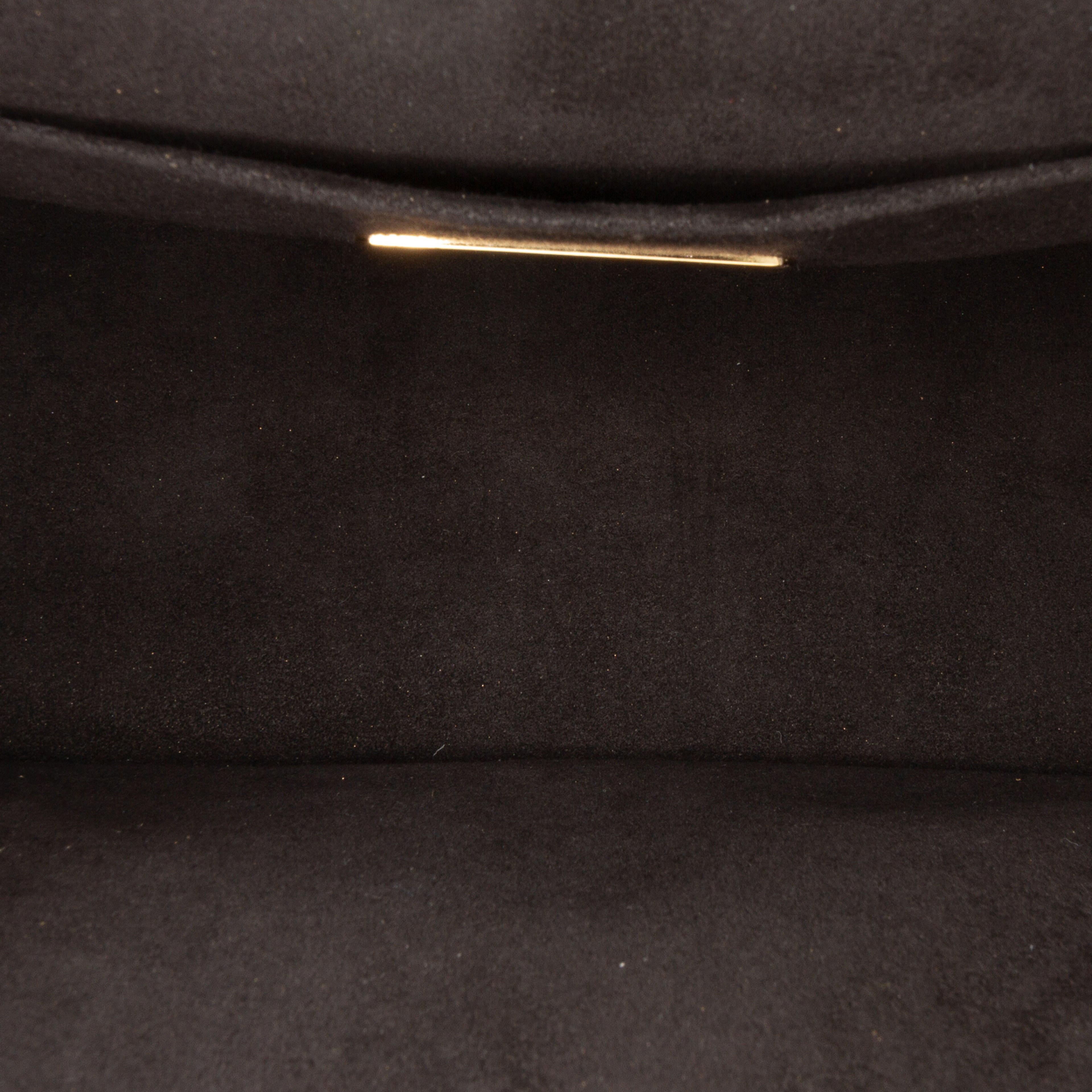 Chanel Small Calfskin Kiss Lock Frame Bag, från Luxclusif, i färgen gold. Klicka för att öppna bilden i stort format