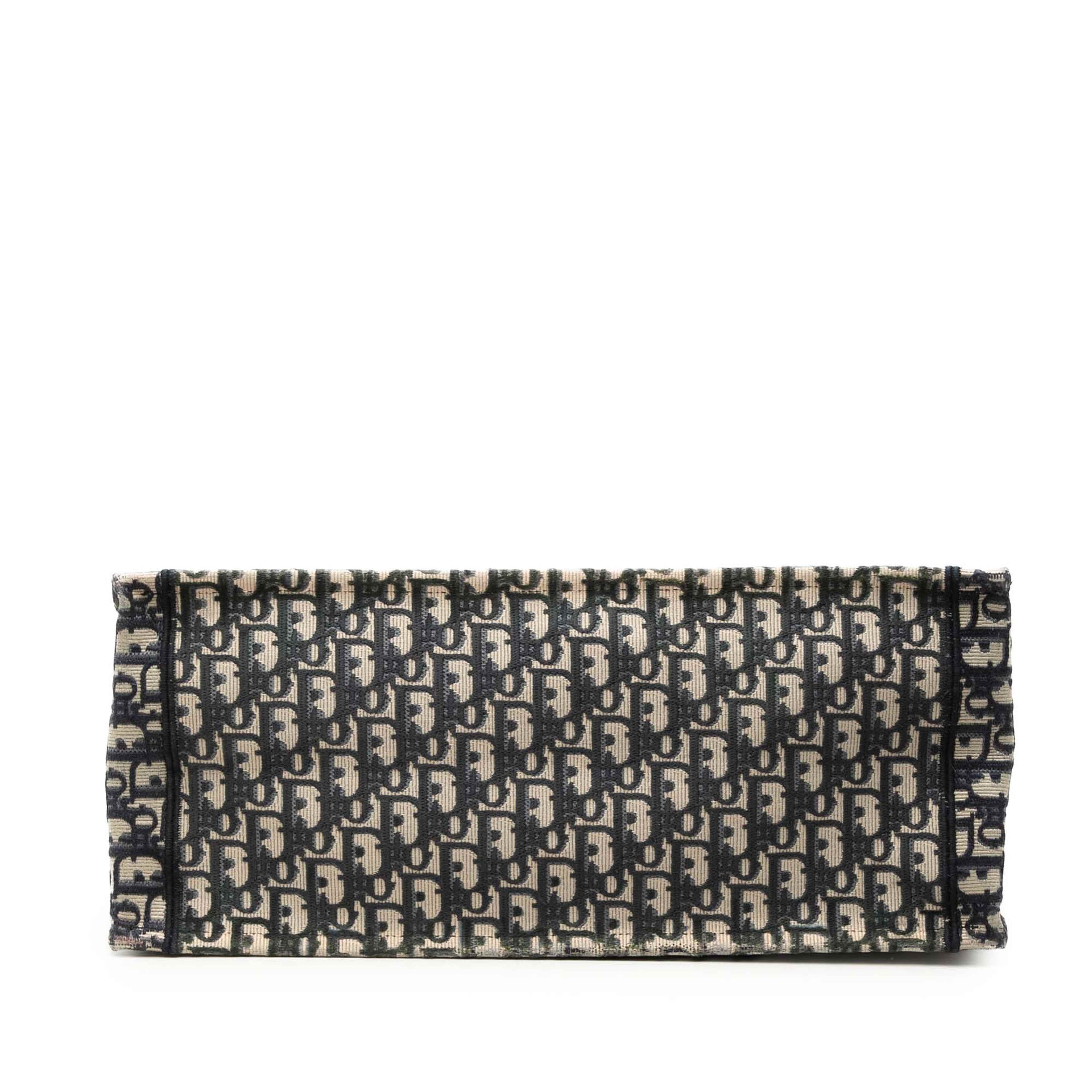 Dior Large Oblique Embroidered Canvas Book Tote, från Luxclusif, i färgen navy. Klicka för att öppna bilden i stort format