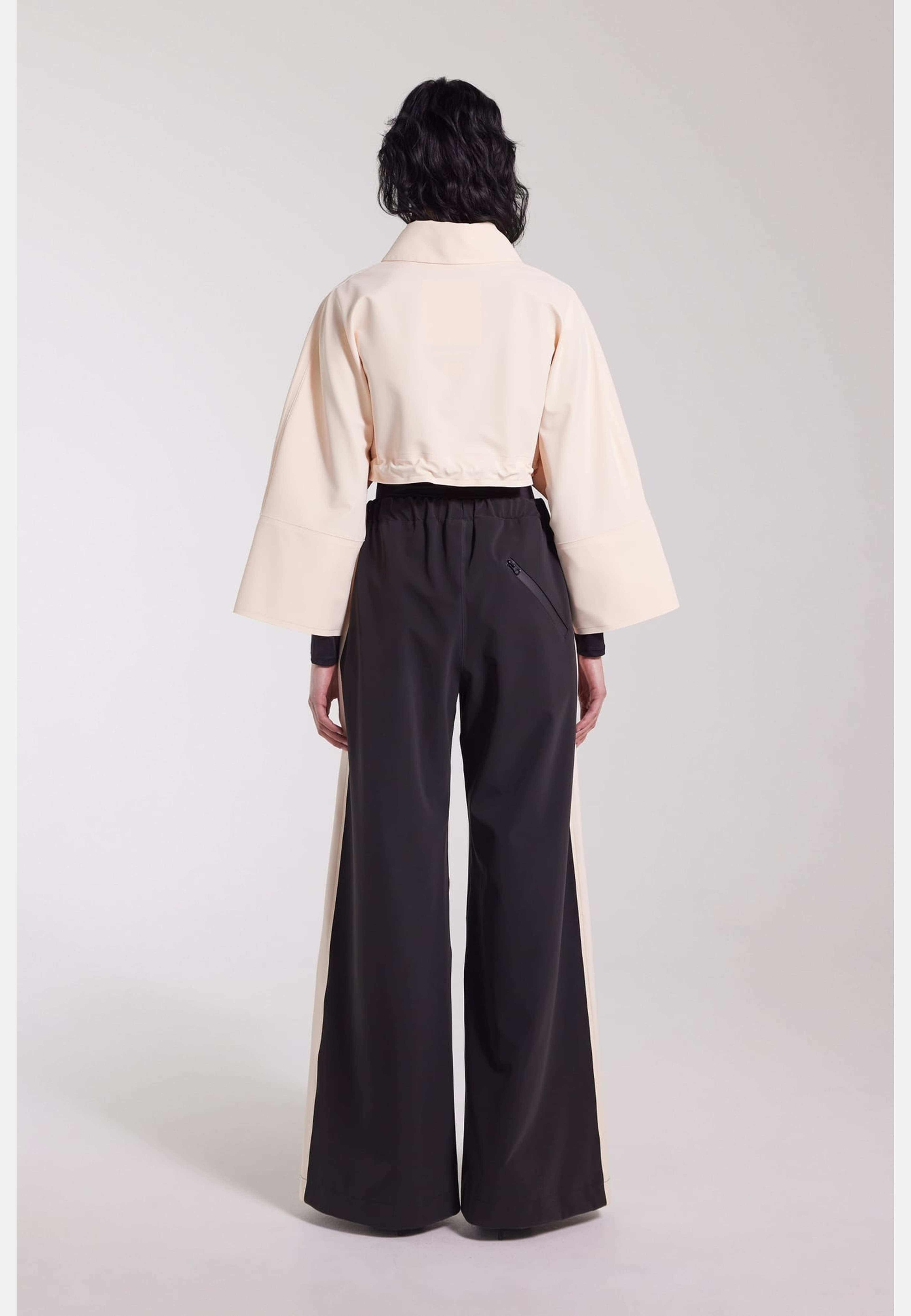 Lilla Tre Zip Raincoat, från Stutterheim, i färgen peach. Klicka för att öppna bilden i stort format