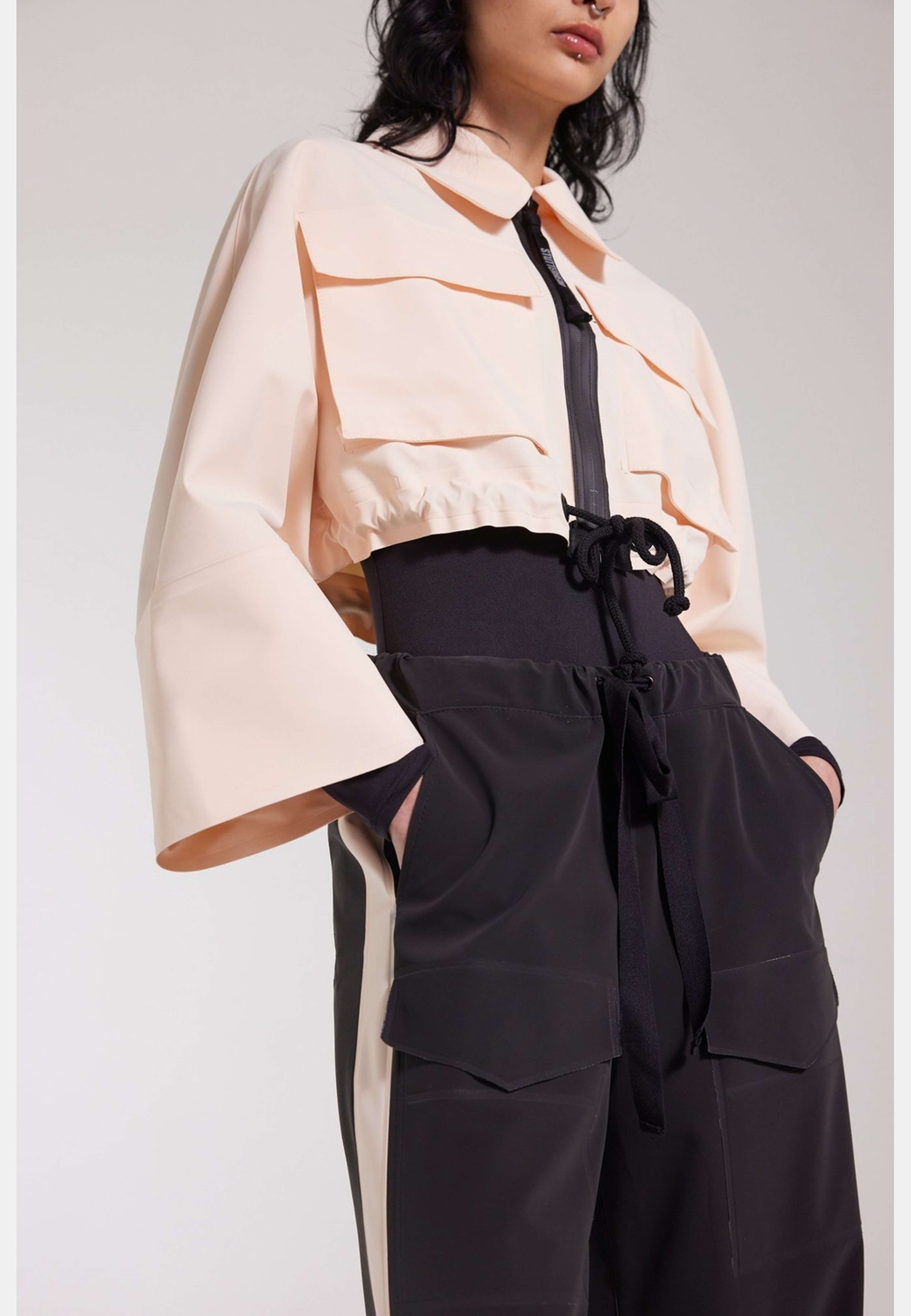 Lilla Tre Zip Raincoat, från Stutterheim, i färgen peach. Klicka för att öppna bilden i stort format