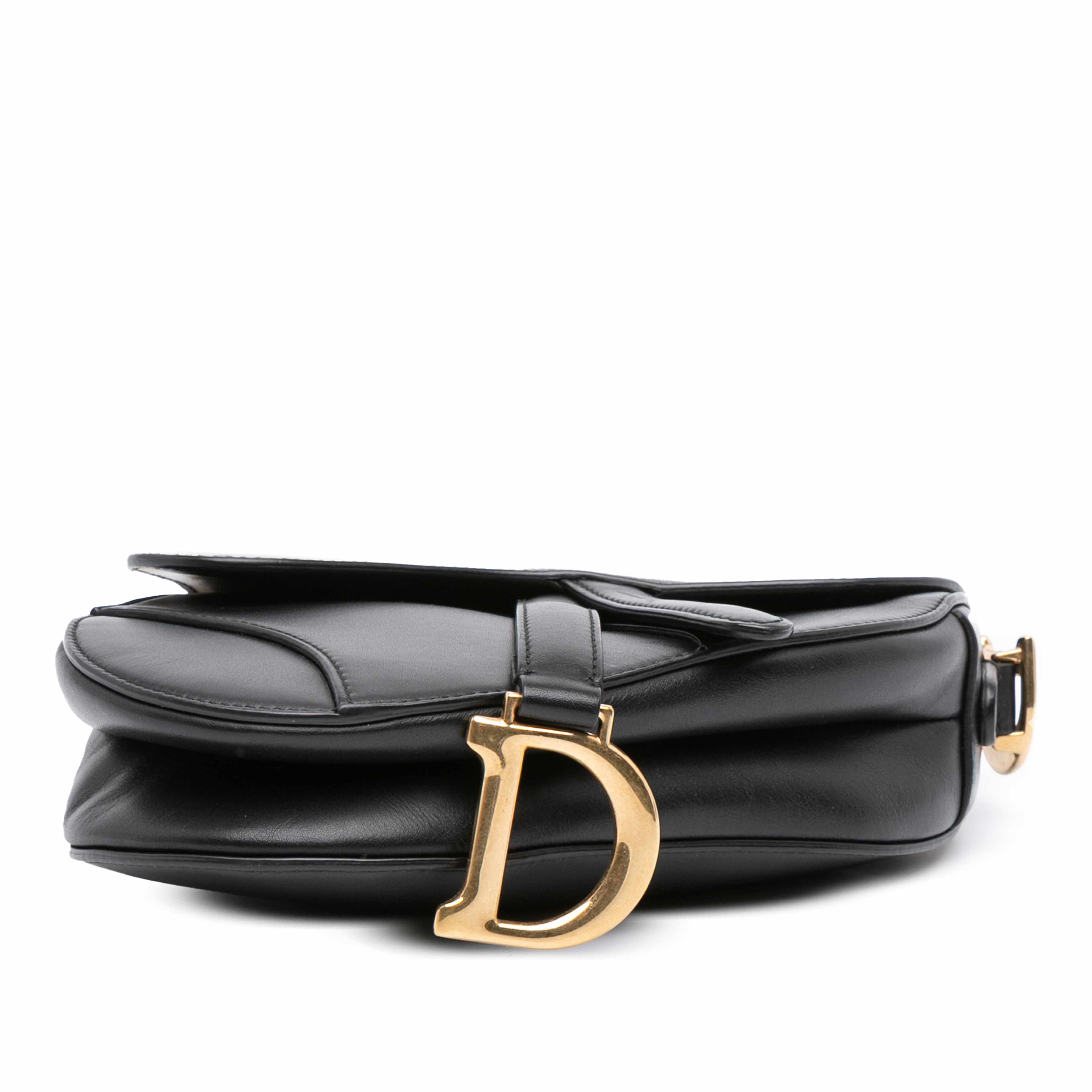 Dior Mini Smooth Calfskin Saddle Bag, från Luxclusif, i färgen svart. Klicka för att öppna bilden i stort format